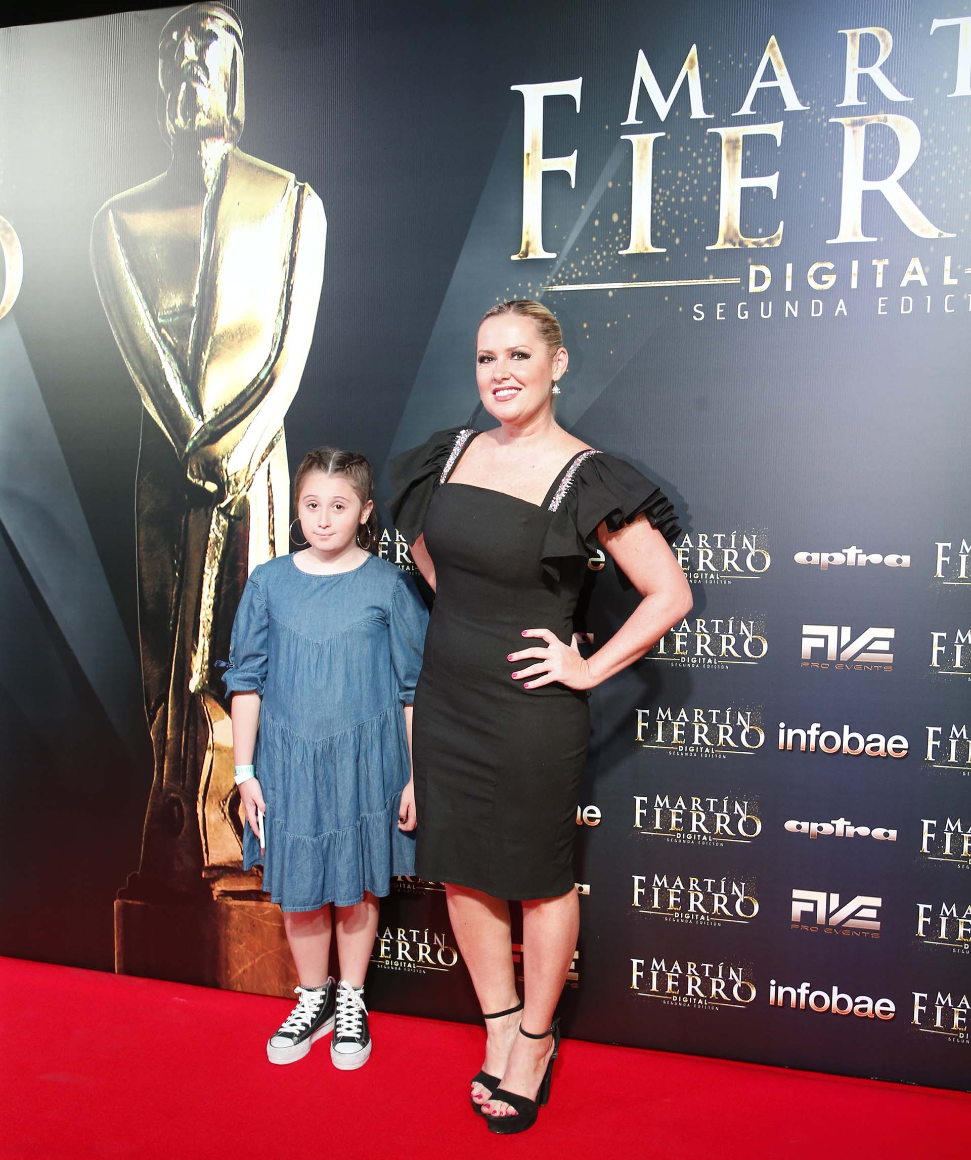 La periodista Pilar Smith con vestido negro a la rodilla y mangas japonesas con volados