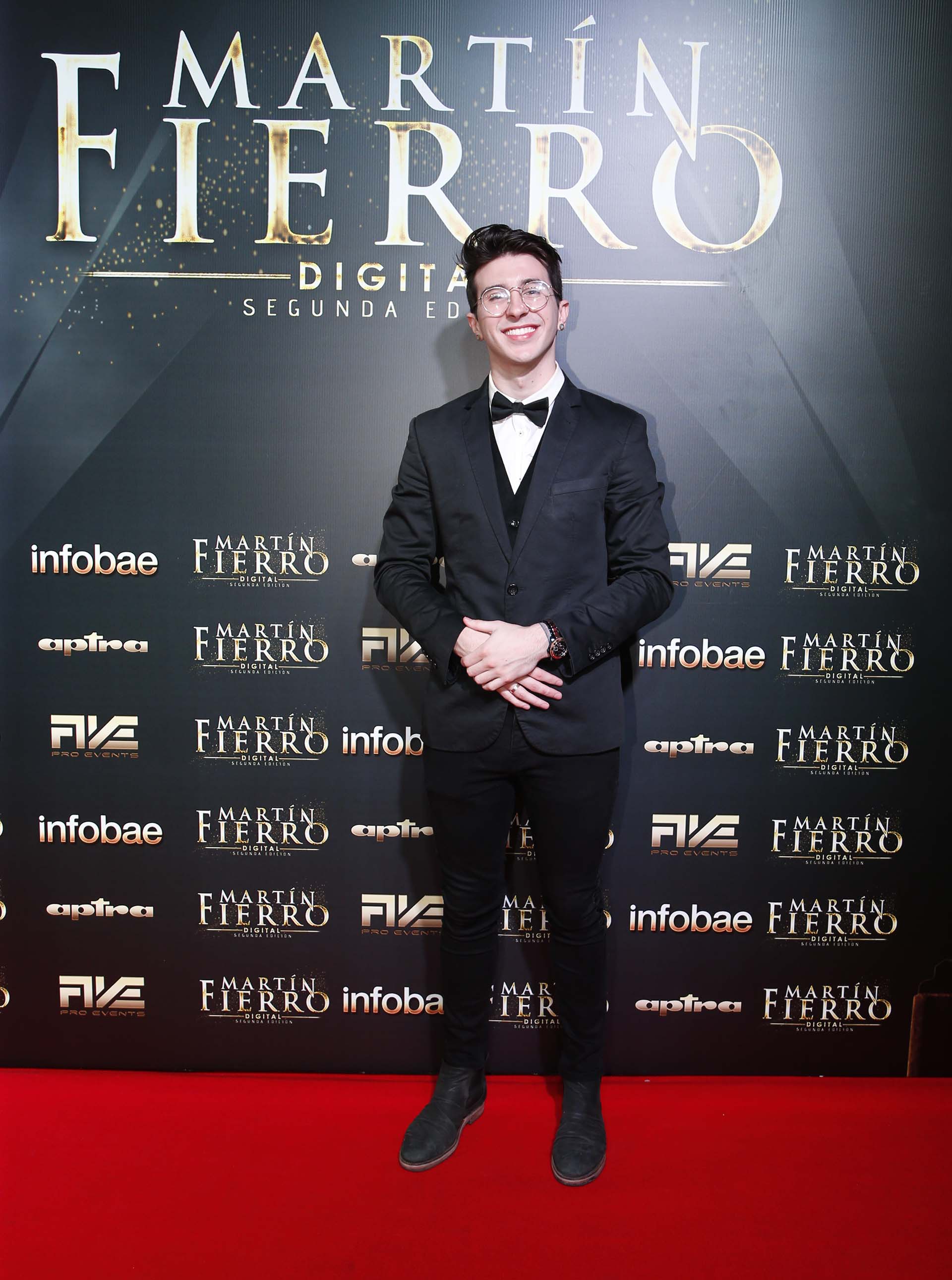 Mariano Bondar eligió un black tie de tres piezas. Saco, chaleco y pantalón. Completó el look con moño y zapatos negros