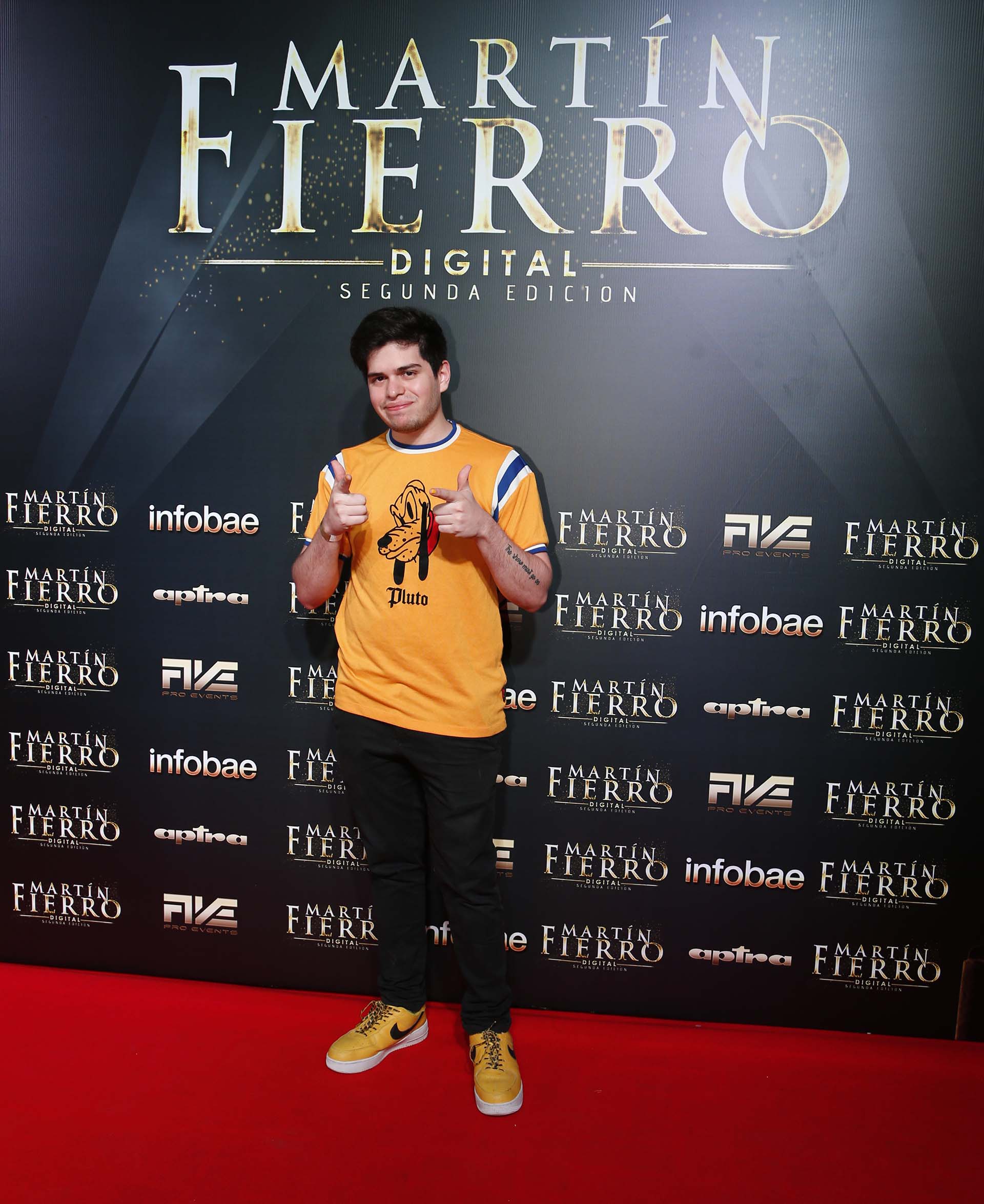 El Demente, el youtuber eligió look amarillo y negro: remera con el famoso perro Pluto, pantalones negros y zapatillas de lona