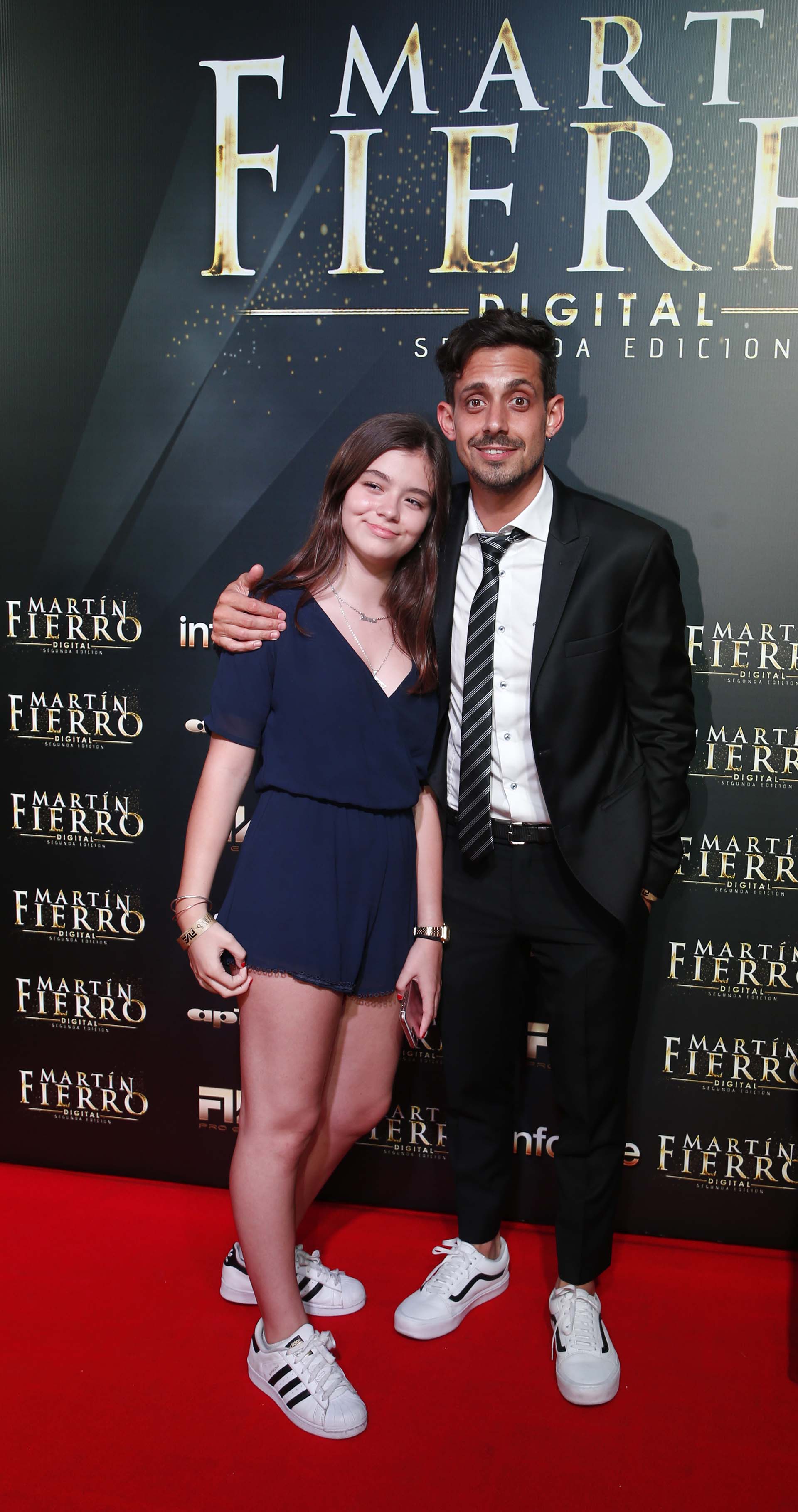 Radagast y su hija Bianca. El comediante de las redes apostó al esmoquin negro con su distintivo look de zapatillas sin medias en los pies; completó con corbata slim bicolor