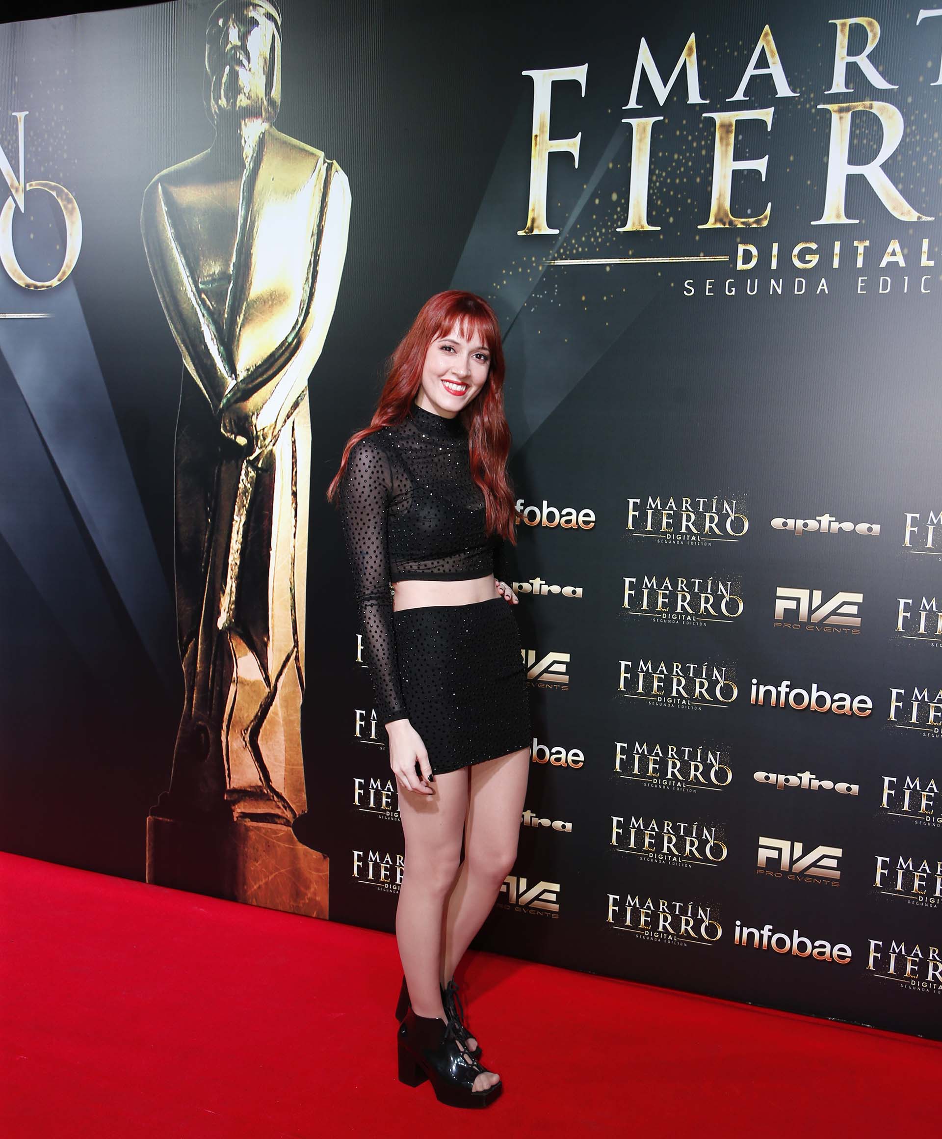 La youtuber Dai Hernández, eligió un conjunto de dos piezas: minifalda y top con transparencias y polka dots con brillos. Completó el look con plataformas acharoladas
