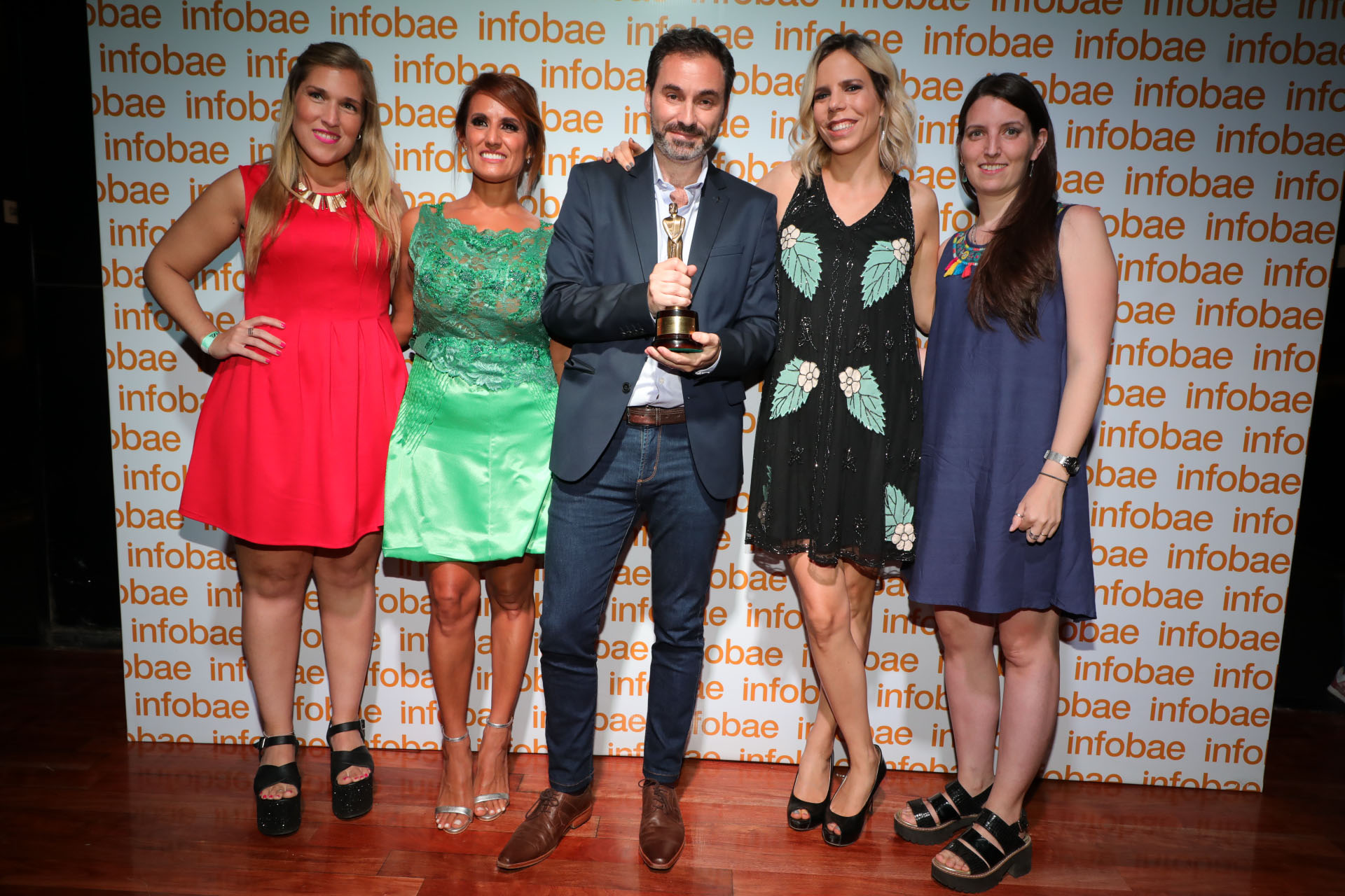 Ariel Wolman, director de Teleshow junto al súper equipo: Tatiana Schapiro, Milagros Monti, Nancy Duré y Nieves Otero, ganadores del premio Martín Fierro Digital al Mejor portal de espectáculos