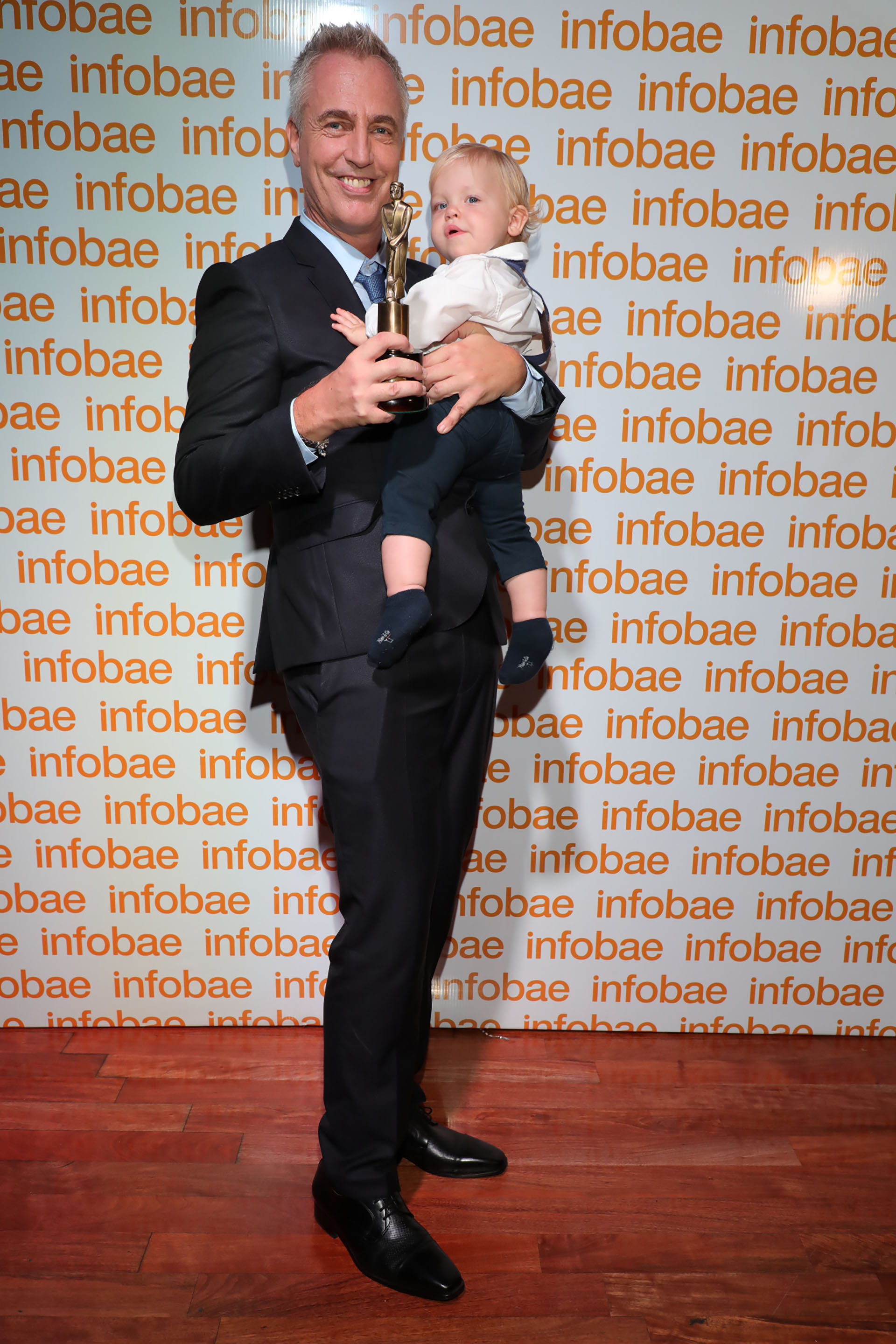 Marley y Mirko, el gran ganador de la noche. Marley eligió un esmoquin negro con camisa celeste y corbata azul mientras que para el bebé ganador del oro, el look fue un pantalón azul con tiradores y camisa blanca
