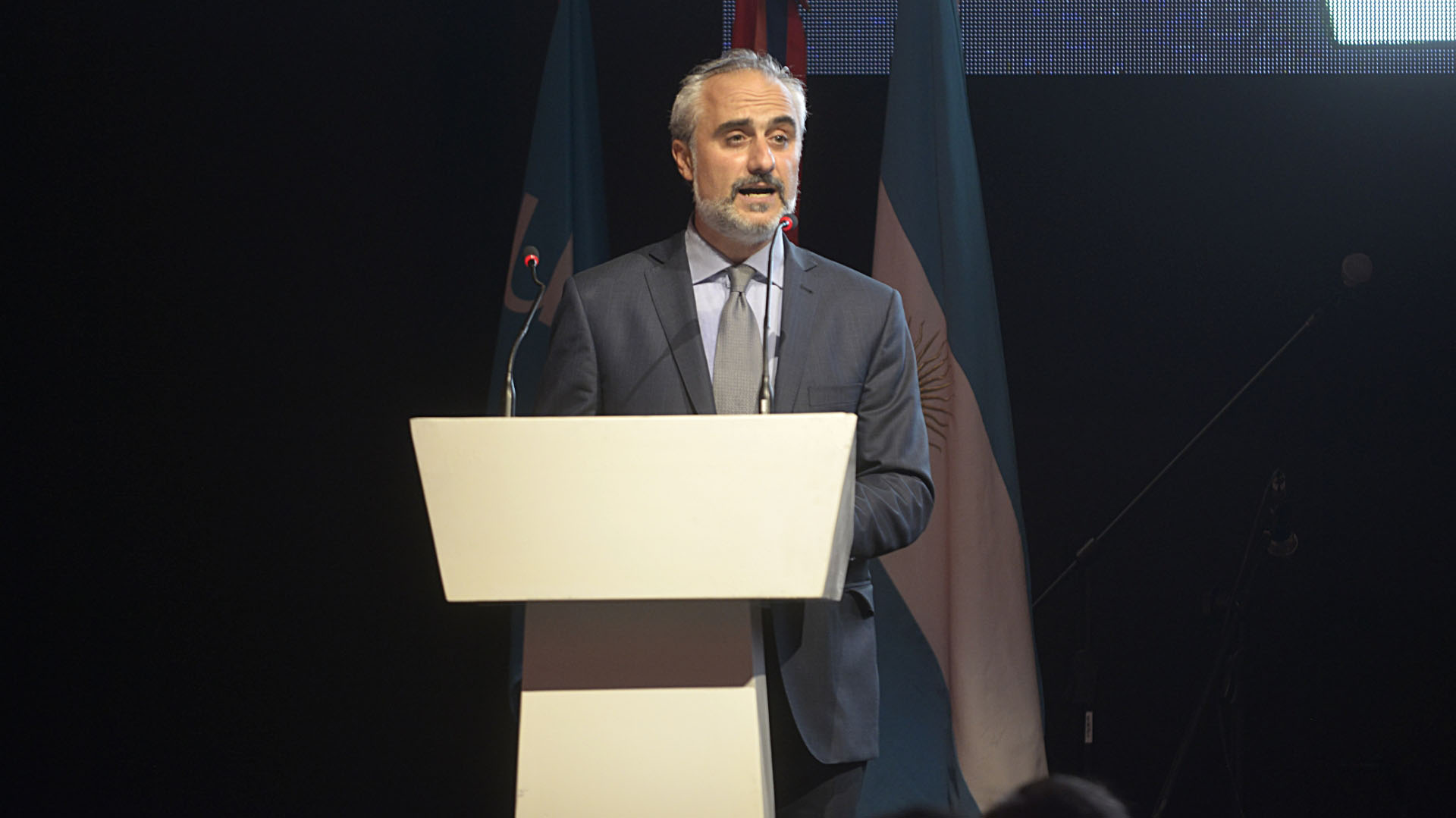 Alejandro Kalpakian, presidente del Fondo Nacional Armenia de Argentina, resaltó el trabajo que realiza la institución a lo largo de 25 años y la transcendencia del nuevo acuerdo entre esa institución y UNICEF, que se plasma en esta acción: “Me honra saber como argentino y descendiente de armenio, que como dice William Saroyan, juntos: UNICEF y Fondo Armenia, en cualquier lugar del mundo, podemos crear una Nueva Armenia”, expresó