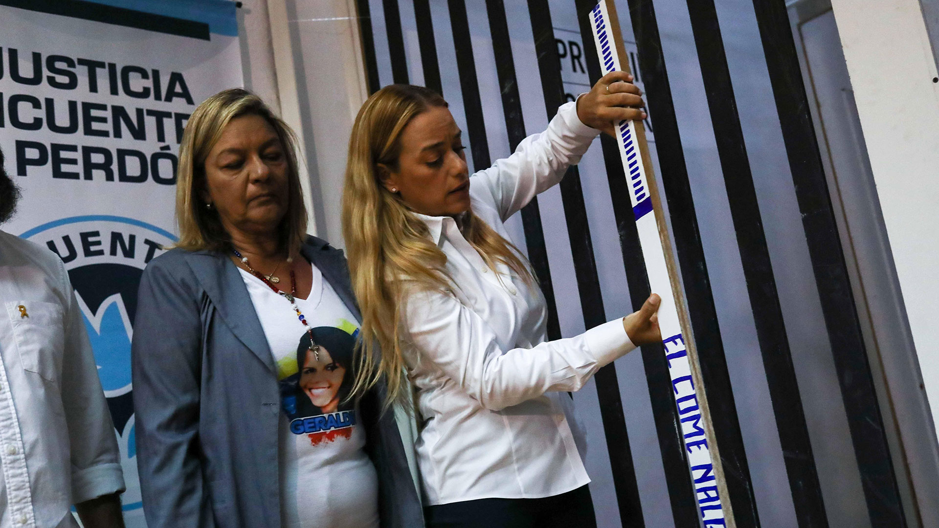 Lilian Tintori, esposa de Leopoldo López, presente en la exposición (EFE)