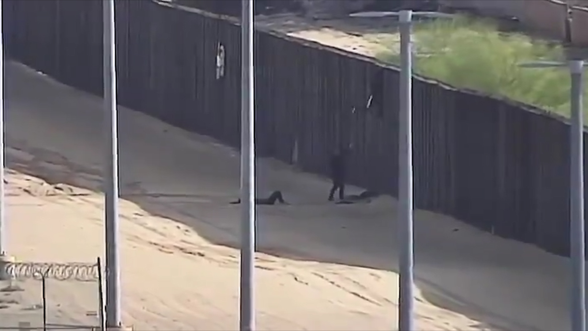 Migrantes cruzan el muro fronterizo para llegar a Estados Unidos