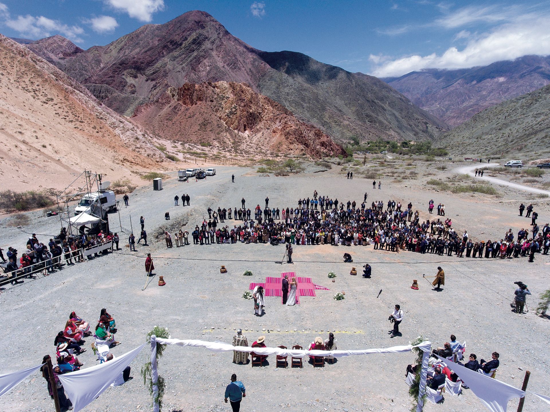 La ceremonia tuvo lugar al pie del cerro Los Colorados, en Purmamarca, con la cruz Chakana en el centro. Hubo una ofrenda a la Pachamama para pedirle protección para la pareja. Cada uno de los presentes dejó un mechón de pelo para acompañar con energía el ritual.