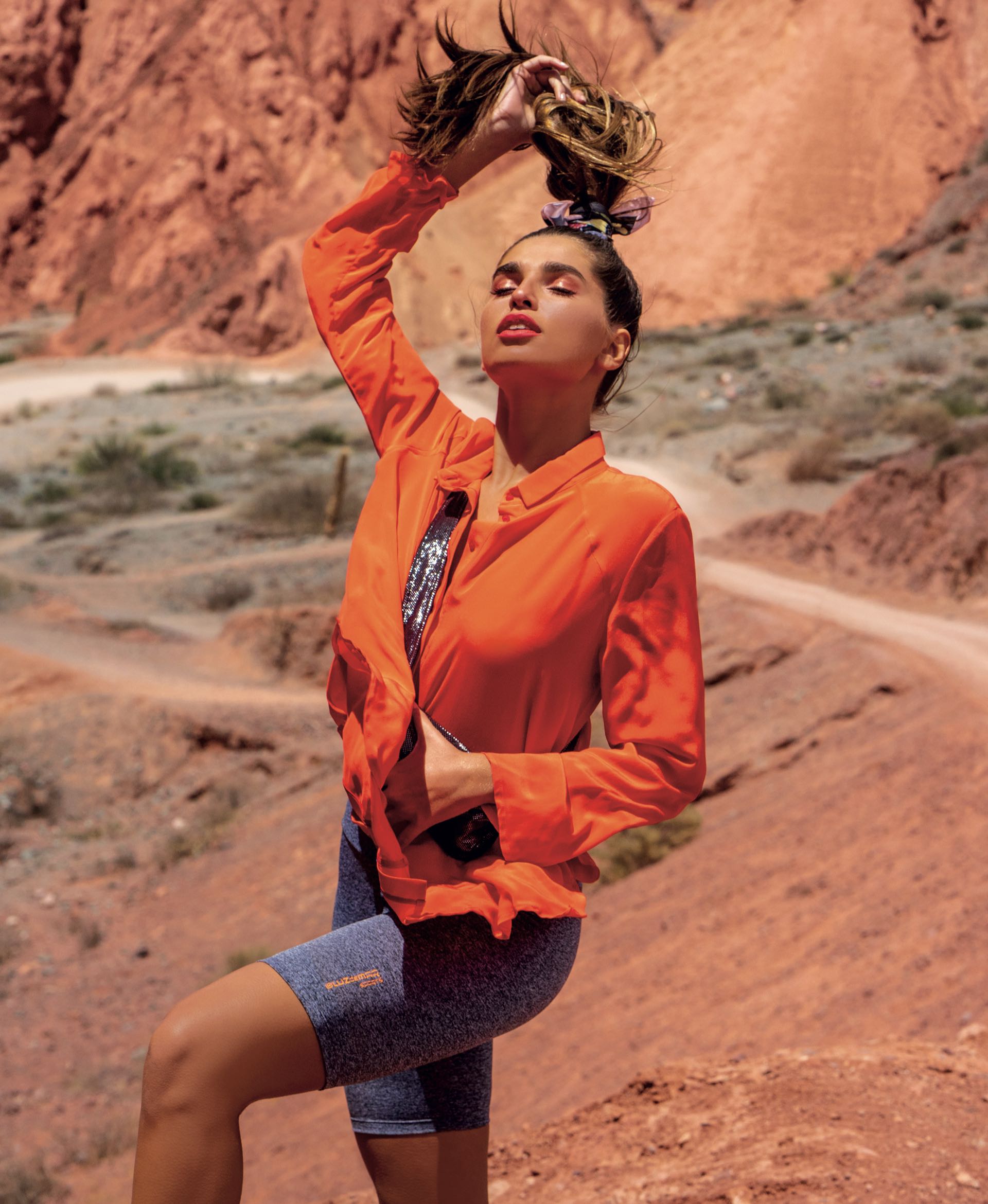 Blusa de seda ($ 4.798, Ayres), ciclista de algodón y Lycra ($ 629, Luz de Mar) y riñonera metalizada ($ 799, Melocotón).