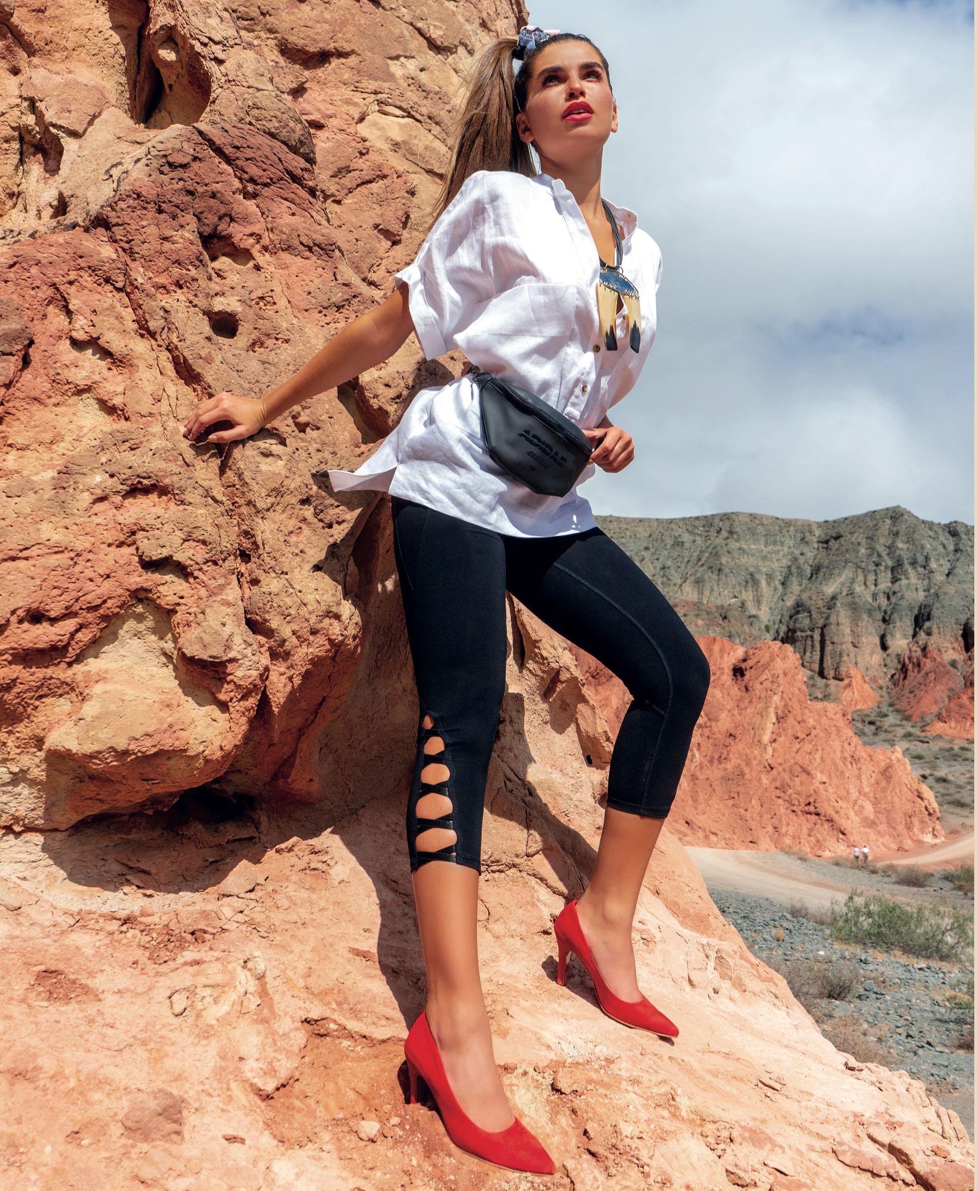 Camisa de lino ($ 3.940, Mishka), pescadores con recortes ($ 1.690, Caro Cuore), riñonera engomada con cadena ($ 1.999, adidas Originals), stilettos de gamuza ($ 5.720, The Bag Belt) y colgante con dije (Challa Huasi).