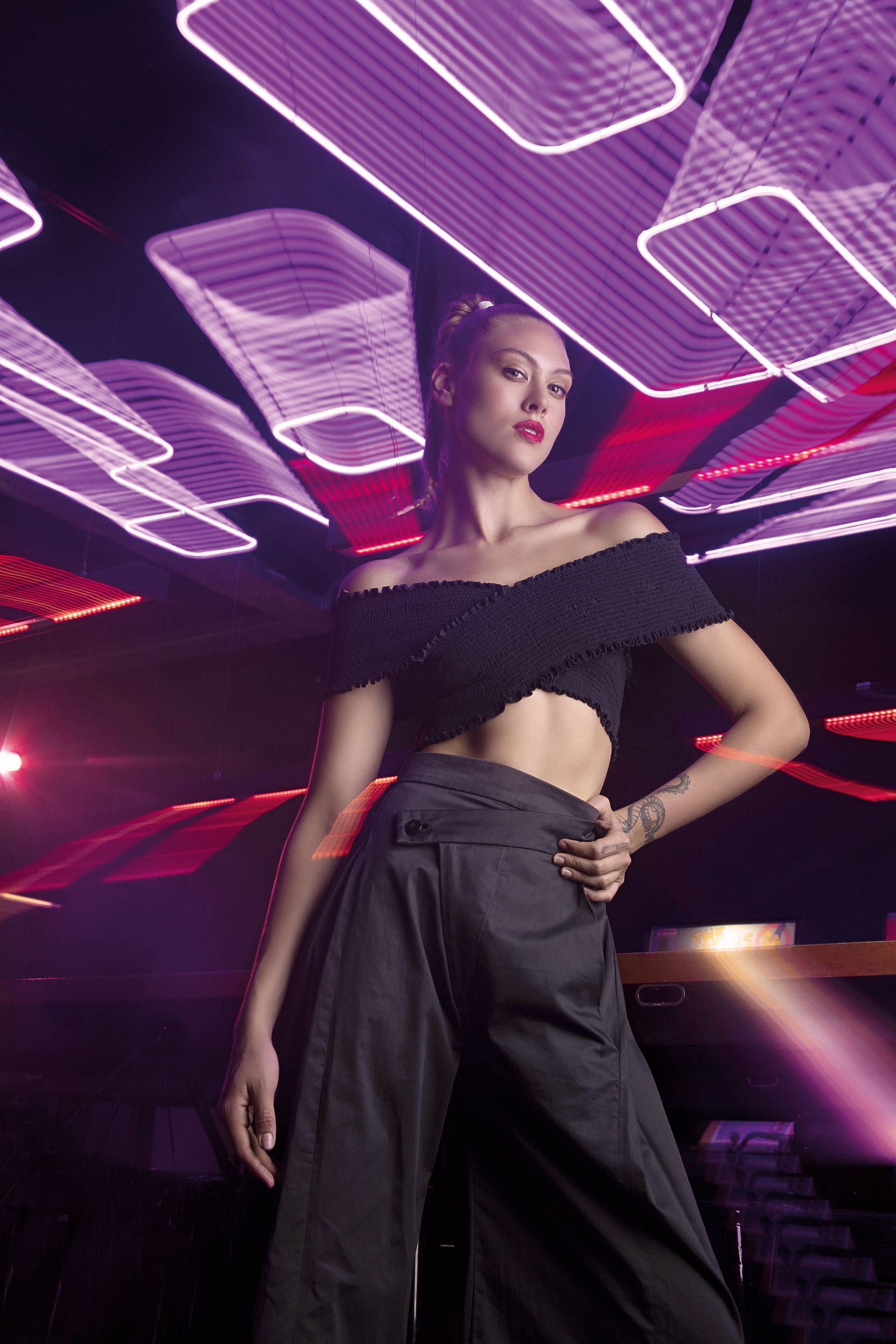 Top elástico en cruz ($ 3.285, AY Not Dead) y pantalón ancho con cintura irregular ($ 7.800, Juan Hernández Daels).