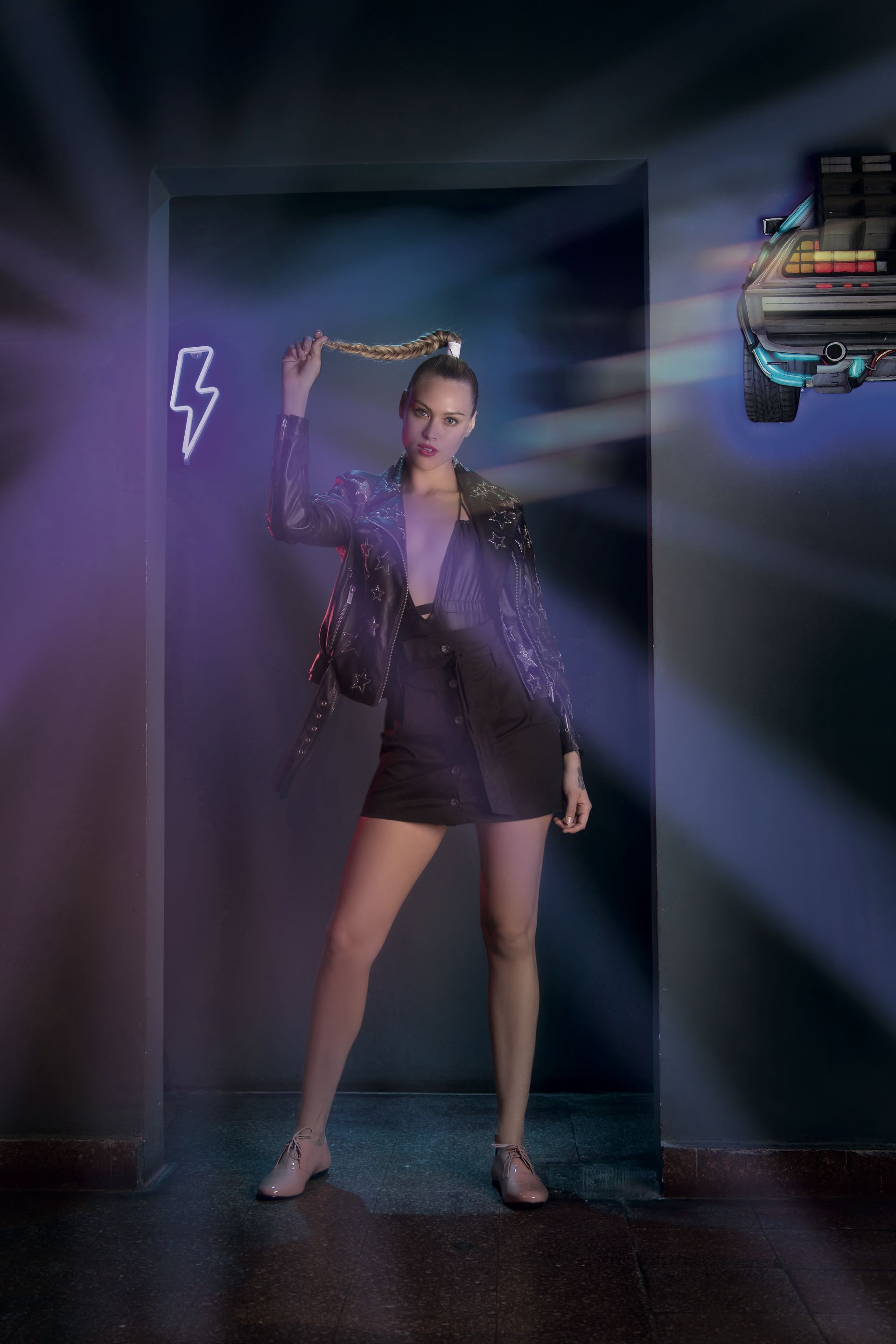 Traje de baño con escote profundo ($ 3.600, Uma), campera de cuero de oveja con bordados de estrellas($ 9.093, Karl Lagerfeld para Falabella), mini de gabardina con lazo y botones en el frente (Zhoue) y abotinados de charol ($ 3.980, Mishka).