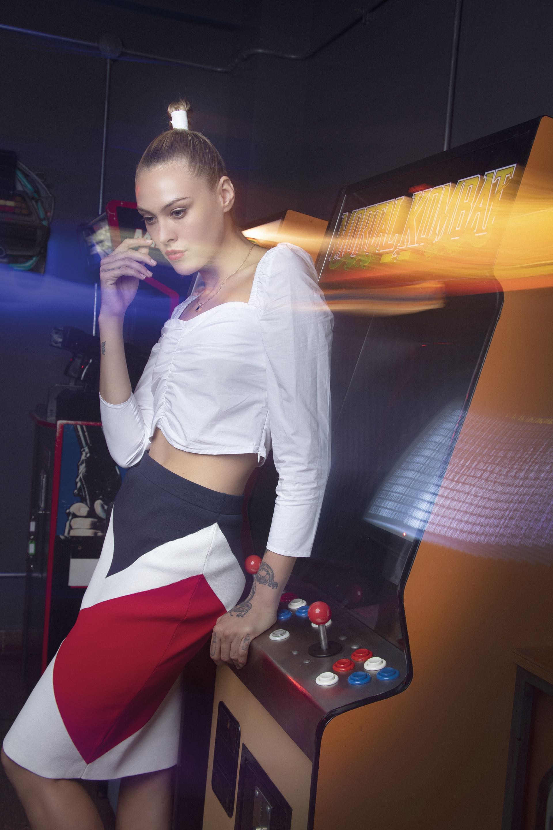 Top de poplín con mangas tres cuartos y frunce en el frente ($ 2.515, AY Not Dead) y pollera tubo con dibujos geométricos ($ 6.590, Tommy Hilfiger).