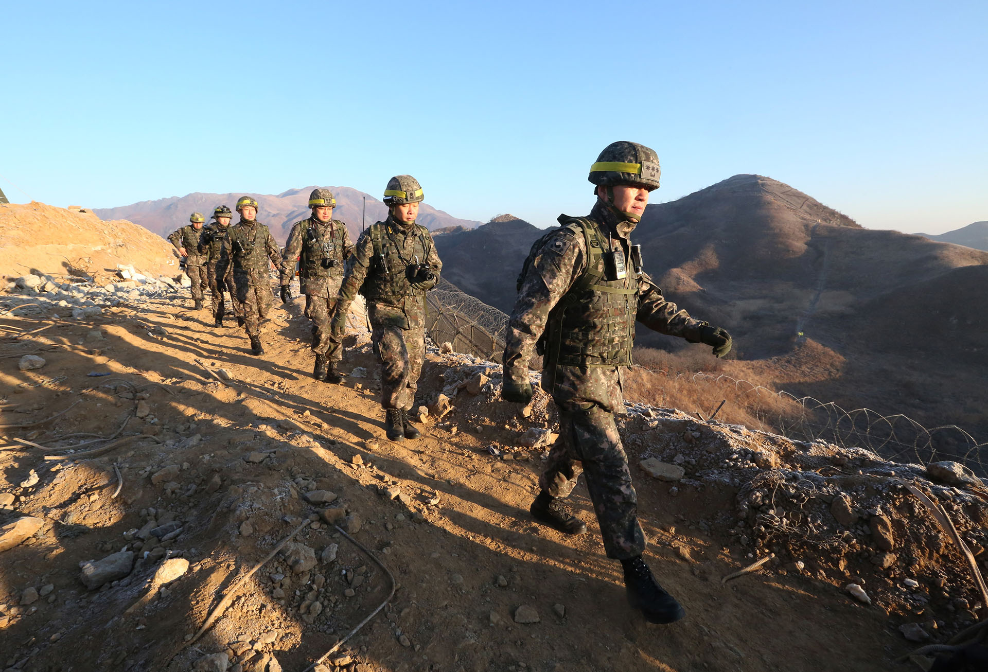 Soldados del ejército surcoreano parten hacia el Norte para inspeccionar el desmantelado puesto fronterizo de Corea del Norte en la sección central de la frontera intercoreana en Cheorwon, Corea del Sur, el 12 de diciembre de 2018. (AFP)