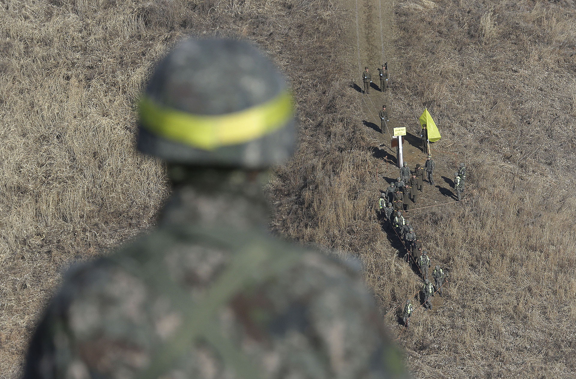 Soldados norcoreanos (arriba) son recibidos por soldados surcoreanos antes de cruzar la Línea de Demarcación Militar dentro de la Zona Desmilitarizada (DMZ) en Cheorwon. (AFP)