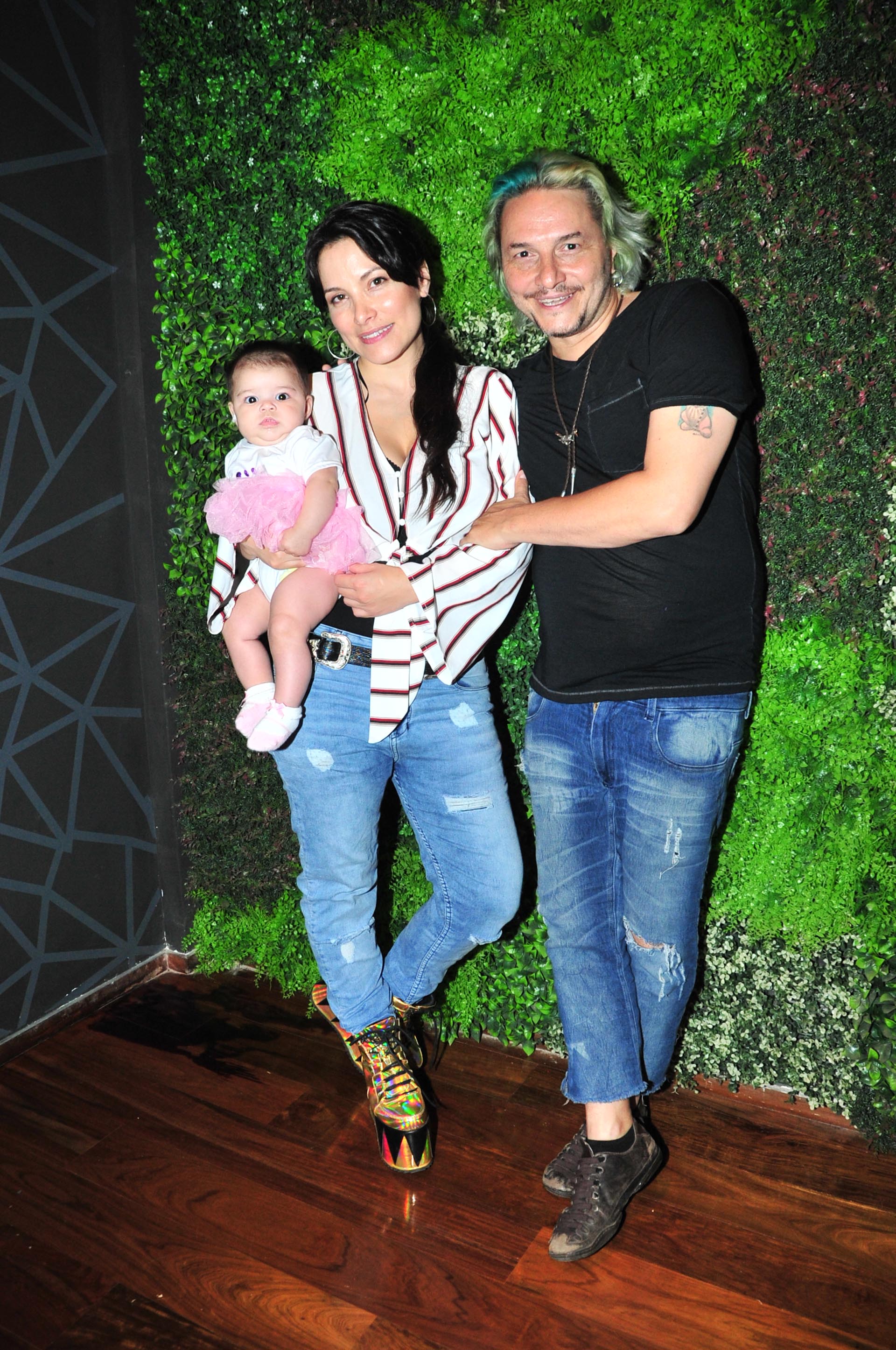 Griselda Sánchez y José Cicala, director de “Sola”, con la pequeña hija de ambos, Ginna
