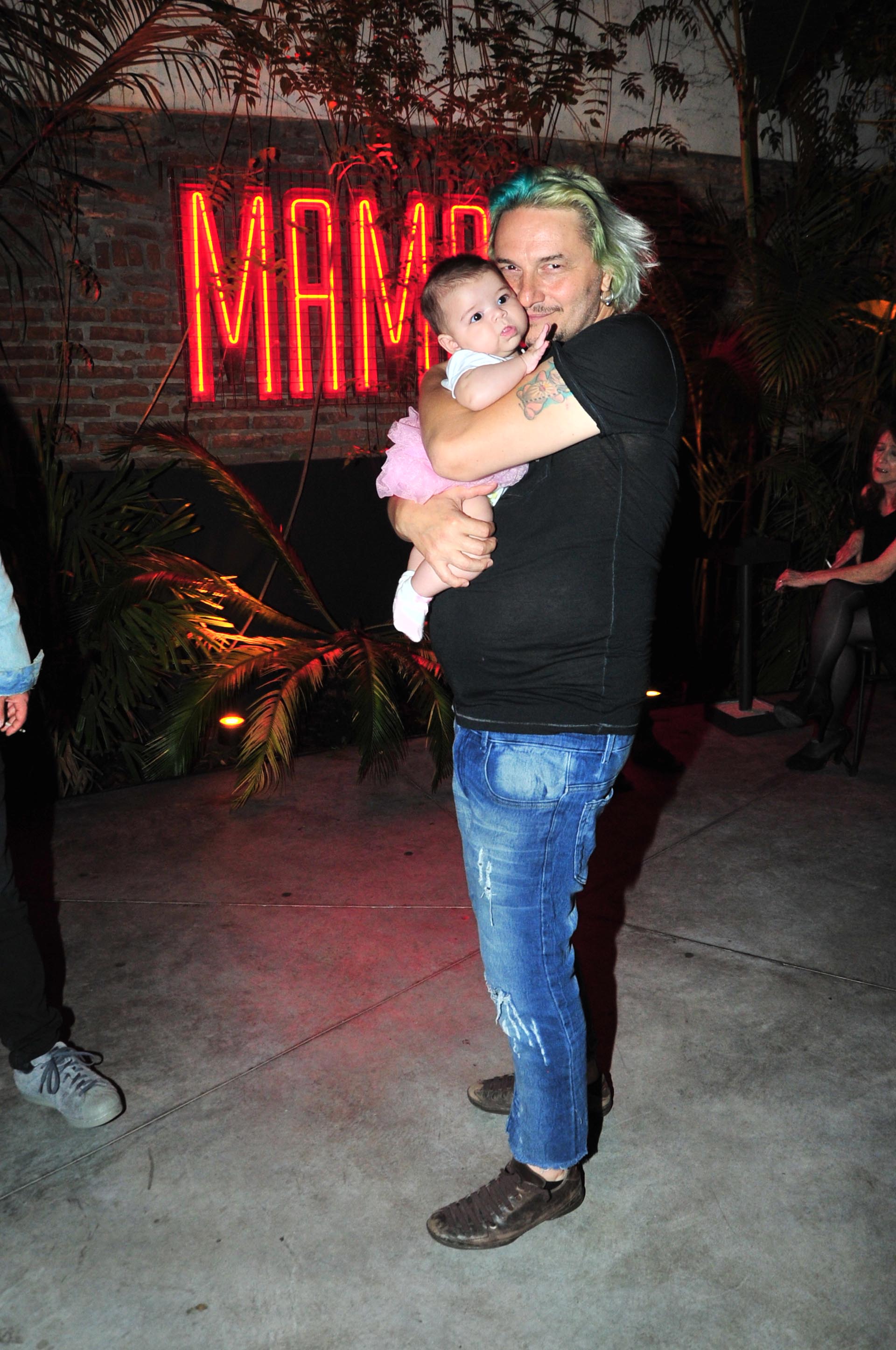 José Cicala con su pequeña hija Ginna en el bar Mamba