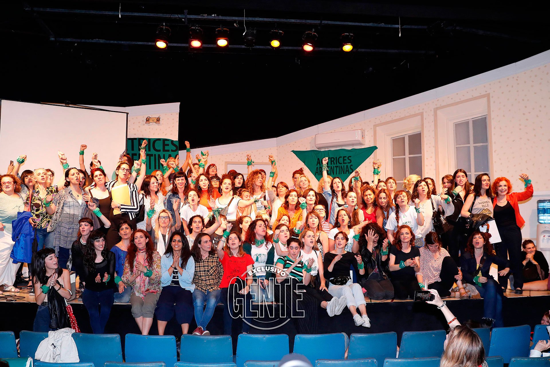 Las actrices que acompañaron la denuncia de Thelma Fardin en el Multiteatro con compromiso, emoción, sororidad y valentía. (Foto: Francisco Trombetta/GENTE)