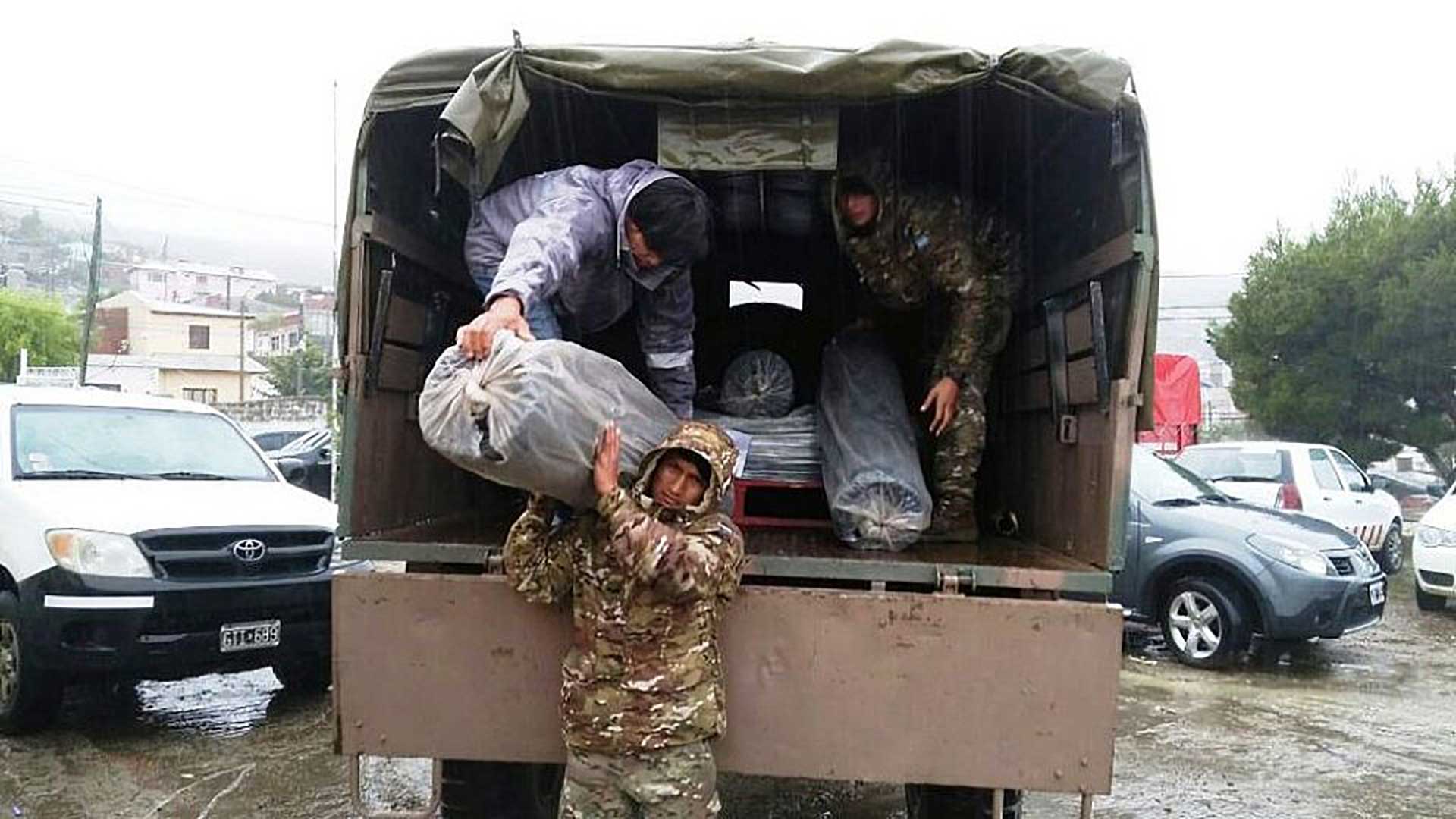 Efectivos del Ejército brindaron asistencia a los damnificados en Comodoro Rivadavia. Foto: Gentileza DIMAE.