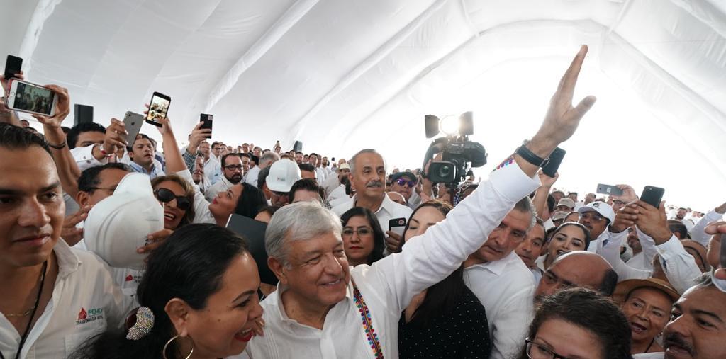 AMLO viaja con mínimas medidas de seguridad. (Foto: Presidencia de México)