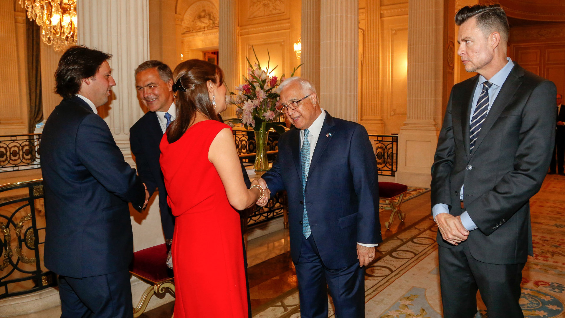 El embajador de los Estados Unidos en la Argentina, Edward C. Prado, acompañado por el presidente saliente de la AmCham Argentina, Manuel Aguirre, recibió a los invitados a la recepción de fin de año de la AmCham