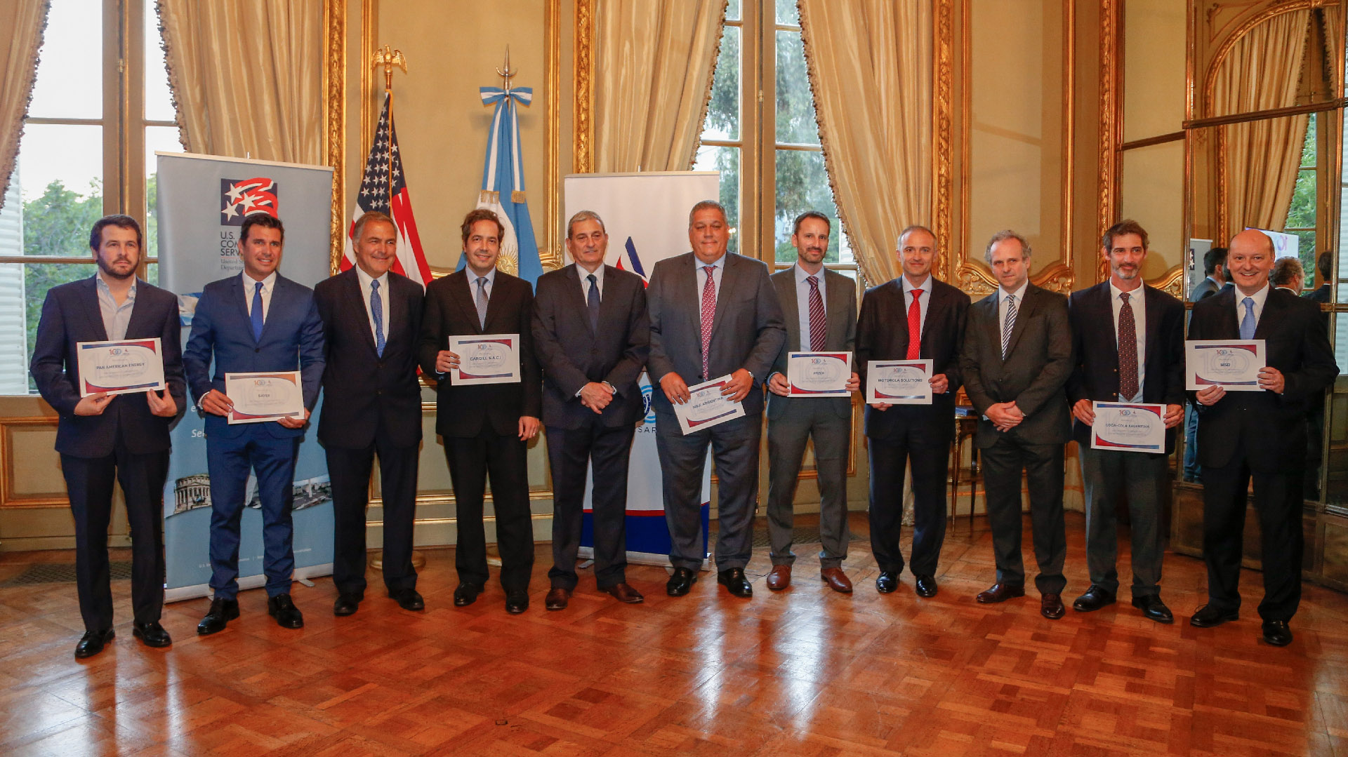 Los representantes de la empresas que fueron distinguidas: Pfizer, Bayer, Pan American Energy, Direct TV, Coca-Cola, MSD, Motorola Solutions, Cargill y Nike Argentina
