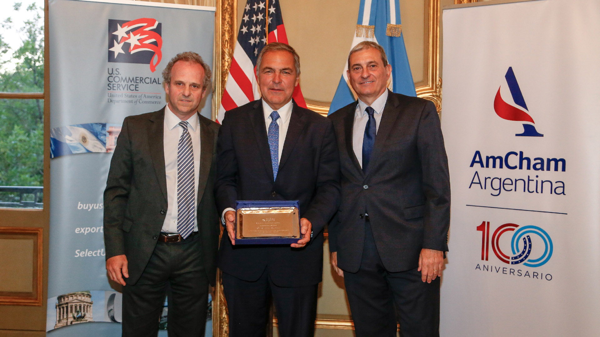 Manuel Aguirre recibió una distinción por su labor como presidente