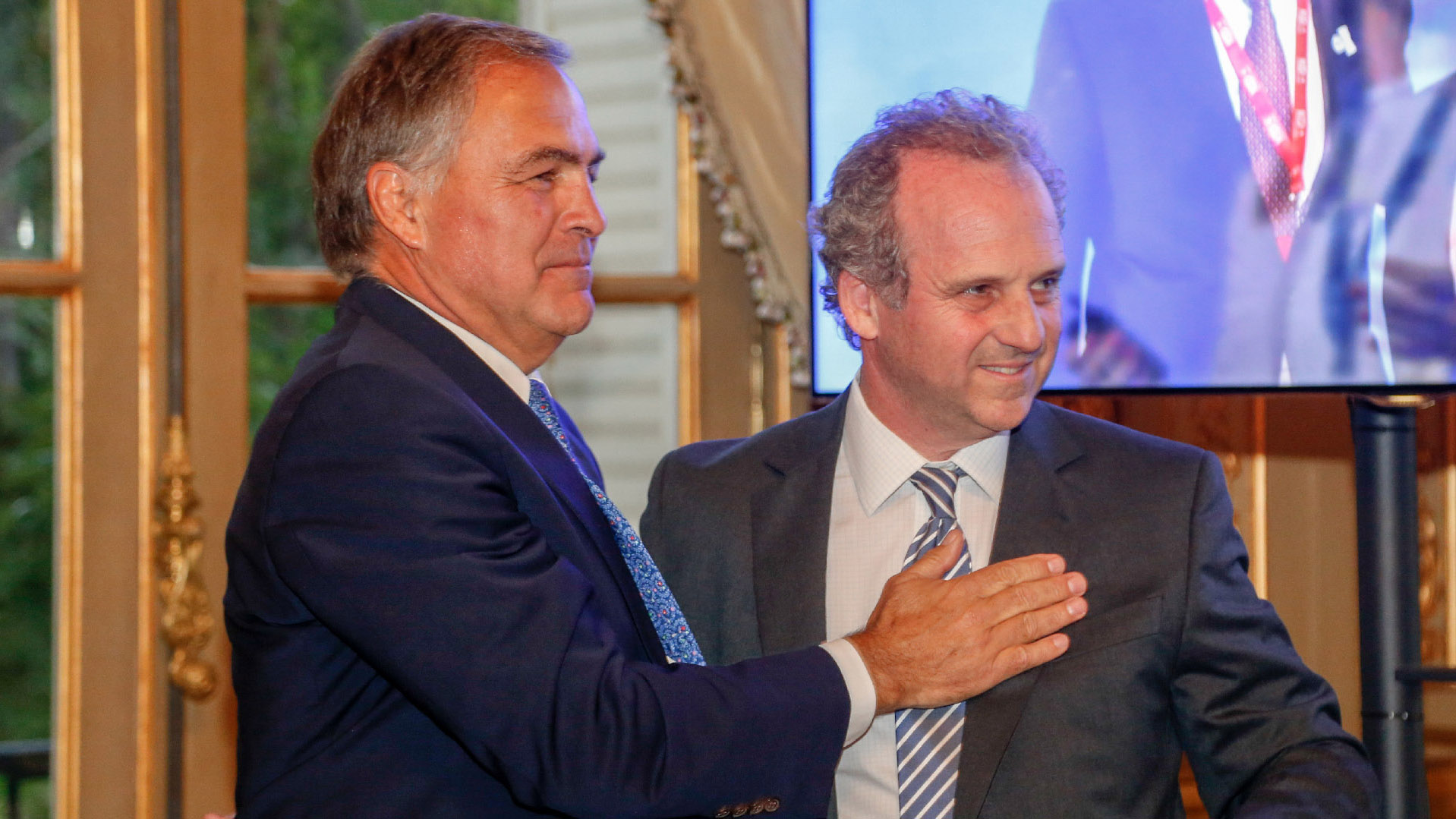 El saludo entre Manuel Aguirre y Roberto Alexander. AmCham es una organización no gubernamental, independiente y sin fines de lucro, que desde hace 100 años trabaja promocionando el comercio bilateral y la inversión entre los Estados Unidos y la Argentina