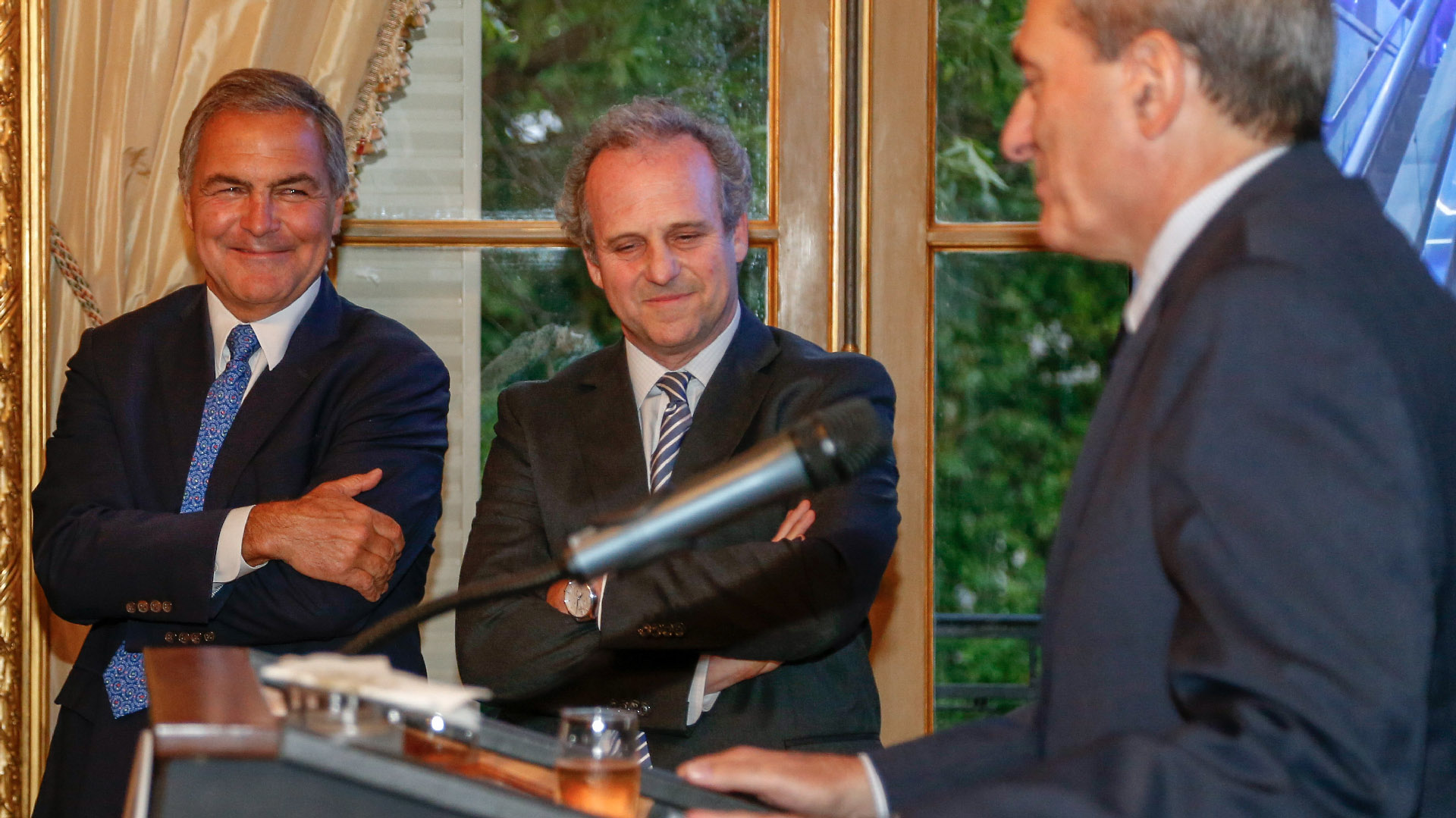 Manuel Aguirre y Roberto Alexander durante el discurso de Alejandro Díaz, CEO de la AmCham Argentina
