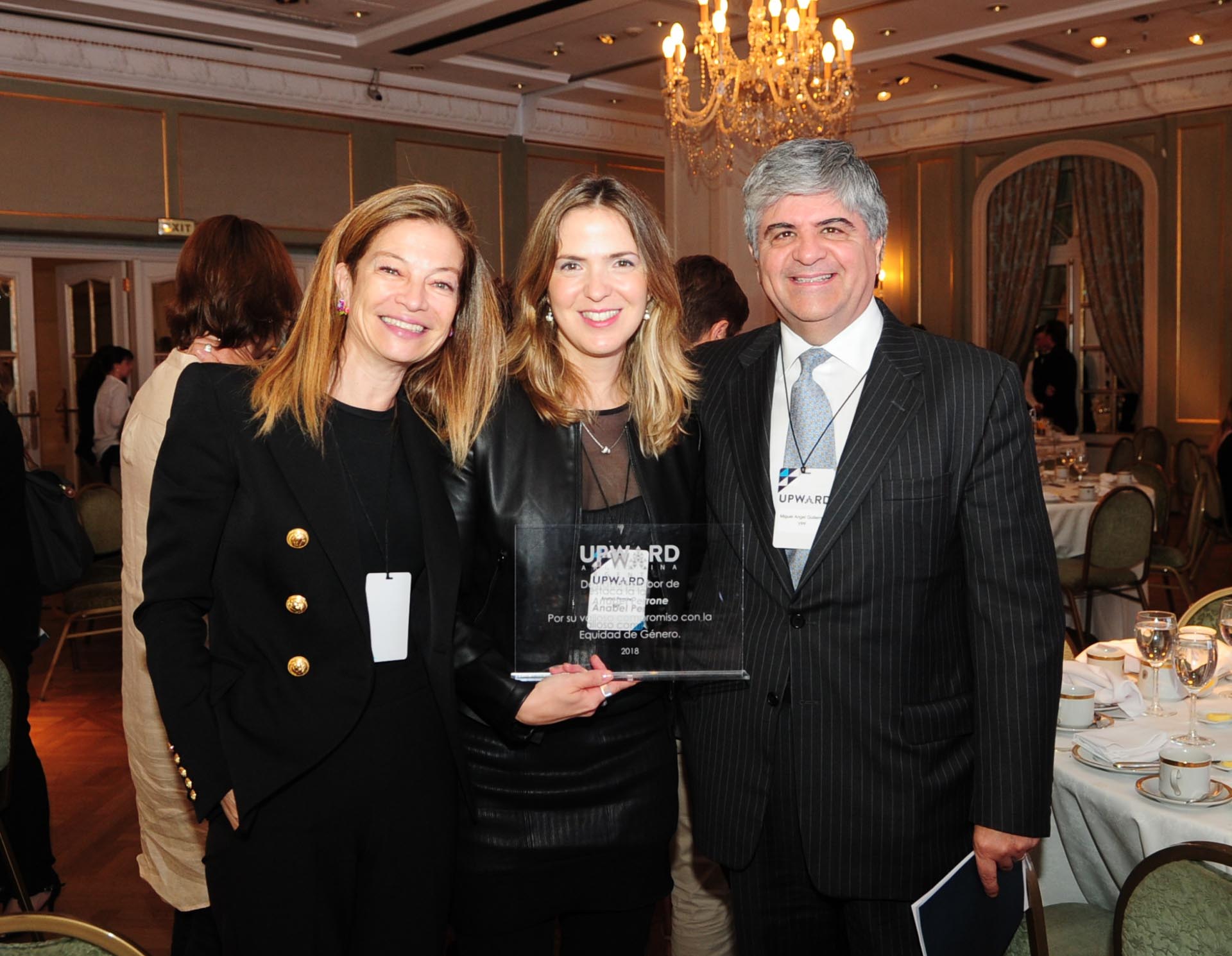 Elena Morettini (YPF), Anabel Perrone (YPF) y Miguel Ángel Gutiérrez (Presidente YPF)