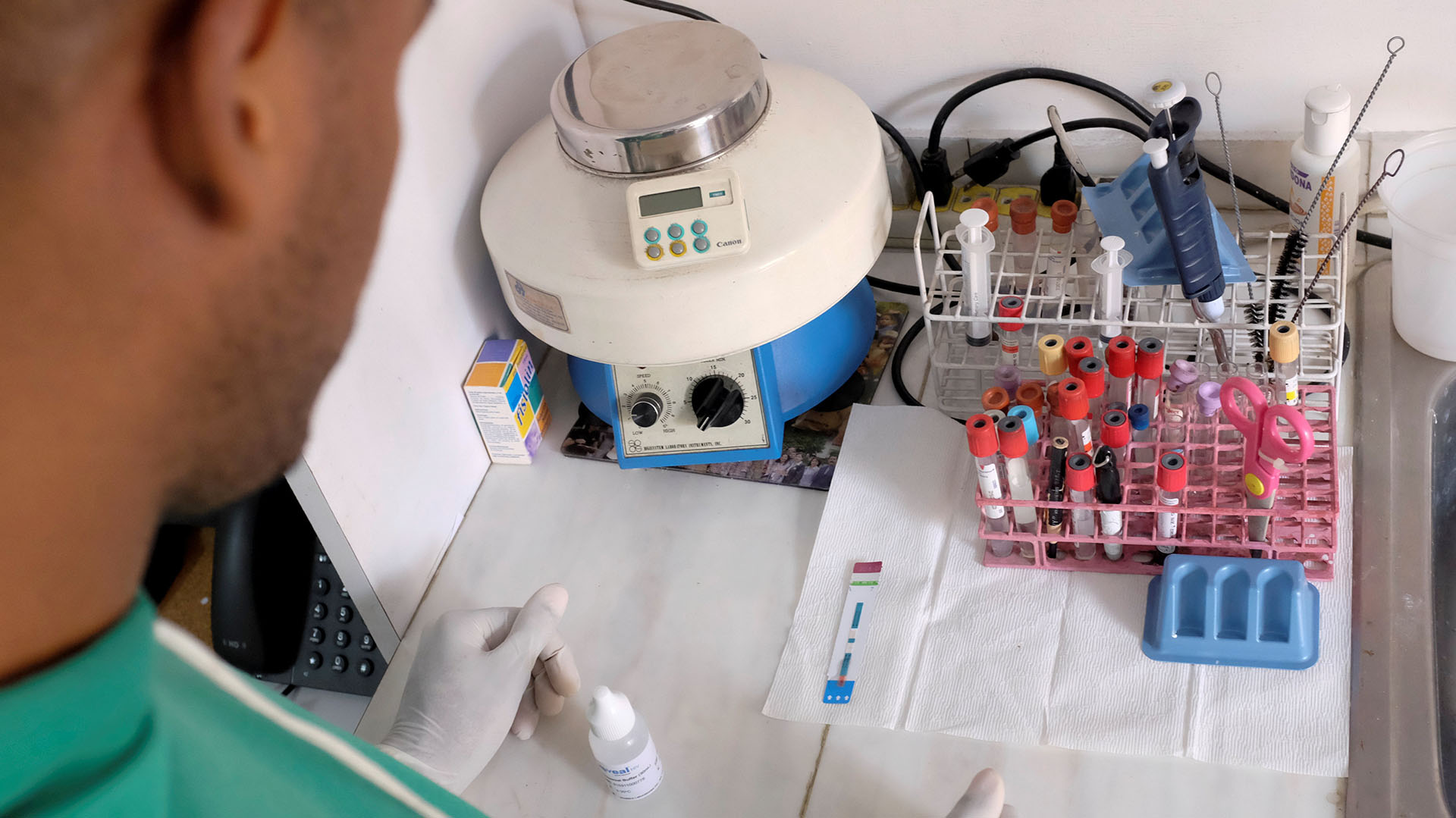 Una enfermera espera el resultado de una prueba de VIH en el laboratorio de la ONG “Acción Solidaria”