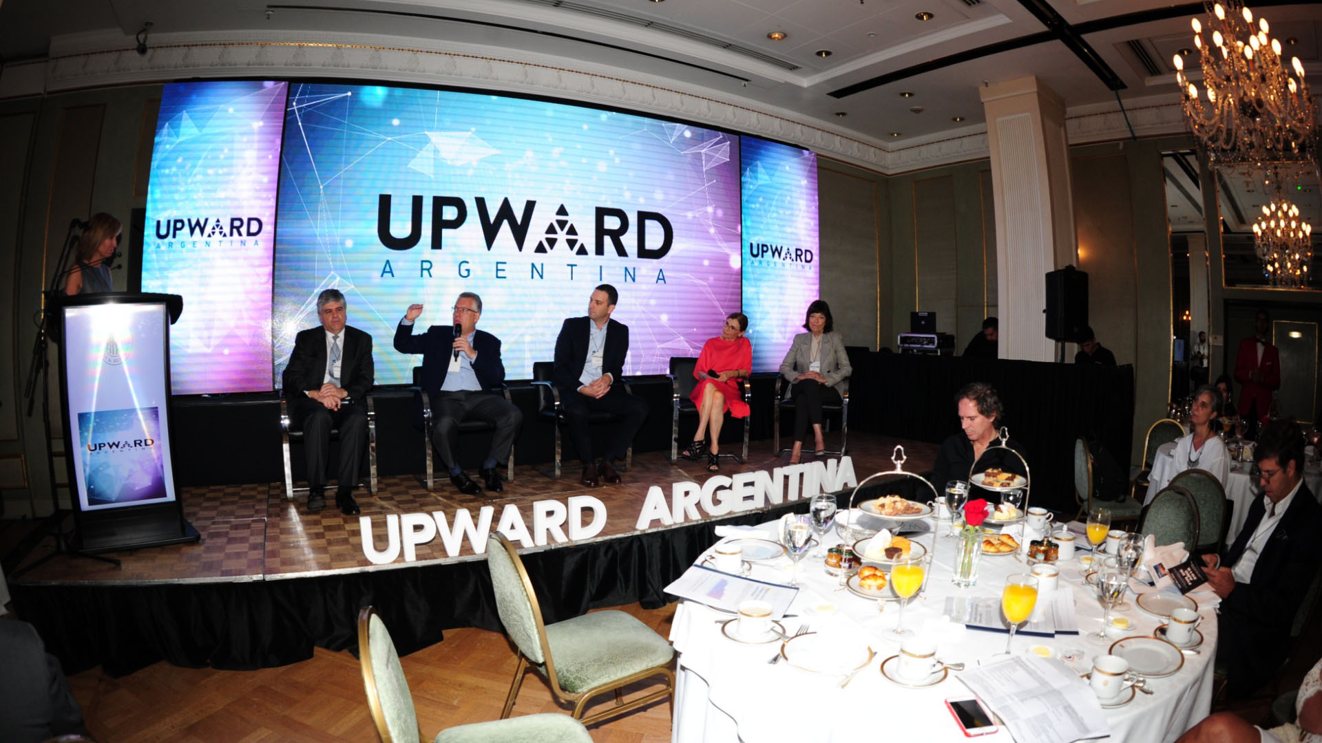 El panel: Miguel Ángel Gutiérrez (Presidente YPF), Sergio Kaufman (Presidente Accenture), Diego Bekerman (Director general & chief digital transformation en Microsoft) Alicia Caballero (Decana de la facultad de Ciencias Económicas de la UCA) y Silvia Gold (Presidente Fundación Mundo Sano/Consorcio ID+i / Grupo Insud)