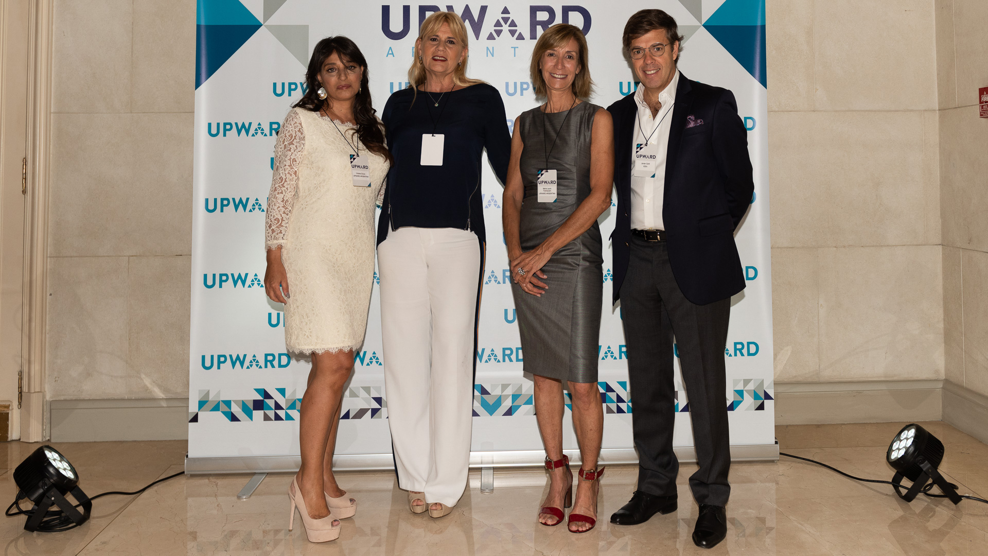 Viviana Zocco, Marcela Losardo (Consejo Asesor UPWARD Argentina y directora de la consultora Losardo &Asoc.) María Laura Tramezzani, referente UPWARD Argentina junto a Javier Goñi Presidente de IDEA