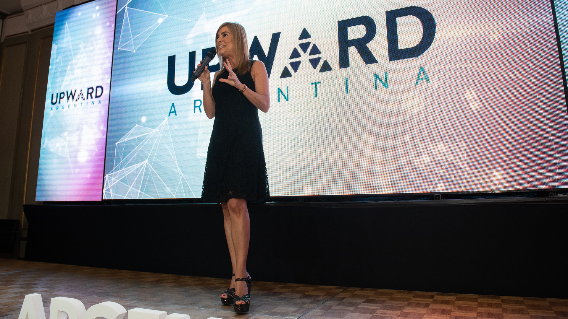 María Belén Aramburu fue la correctísima y bella encargada de conducir el evento de UPWARD Argentina