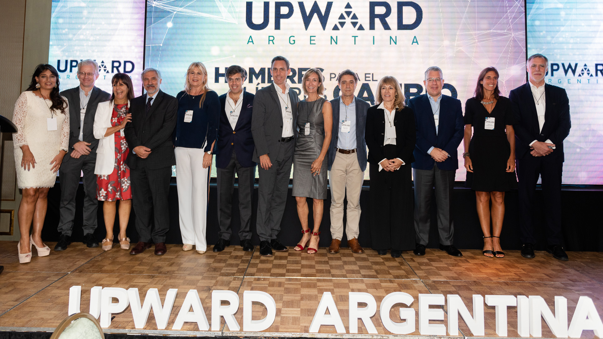 Los firmantes de la nueva edición 2018 de Hombres Líderes para el Cambio junto con los miembros de Upward Argentina.
