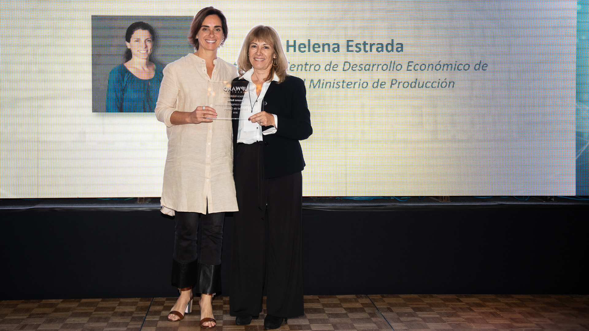 Juliana Bonetto (W20) y su mención entregada por Claudia Segovia (Directora de Operaciones de CDA Informática/ Consejo Asesor UPWARD Argentina)