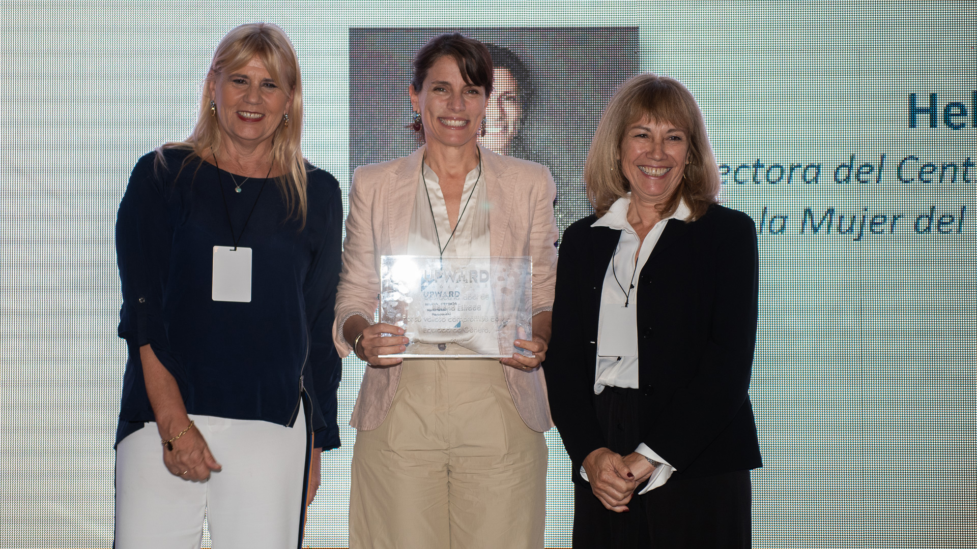 Marcela Losardo y Claudia Segovia, entregaron el reconocimiento a Helena Estrada (CEDEM-Ministerio de Producción)