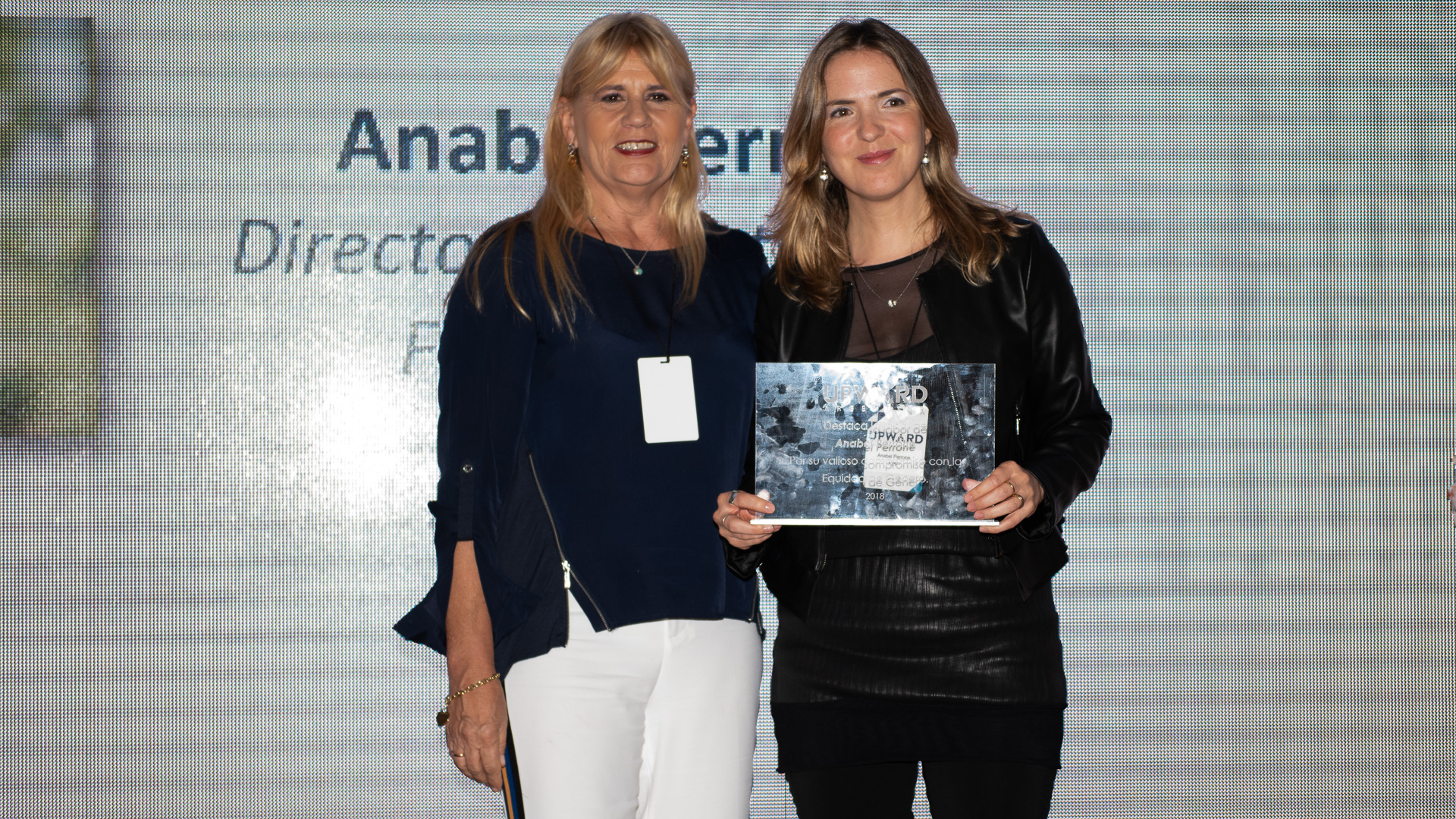 Marcela Losardo entregó a Anabel Perrone (Directora Ejecutiva Fundación YPF)