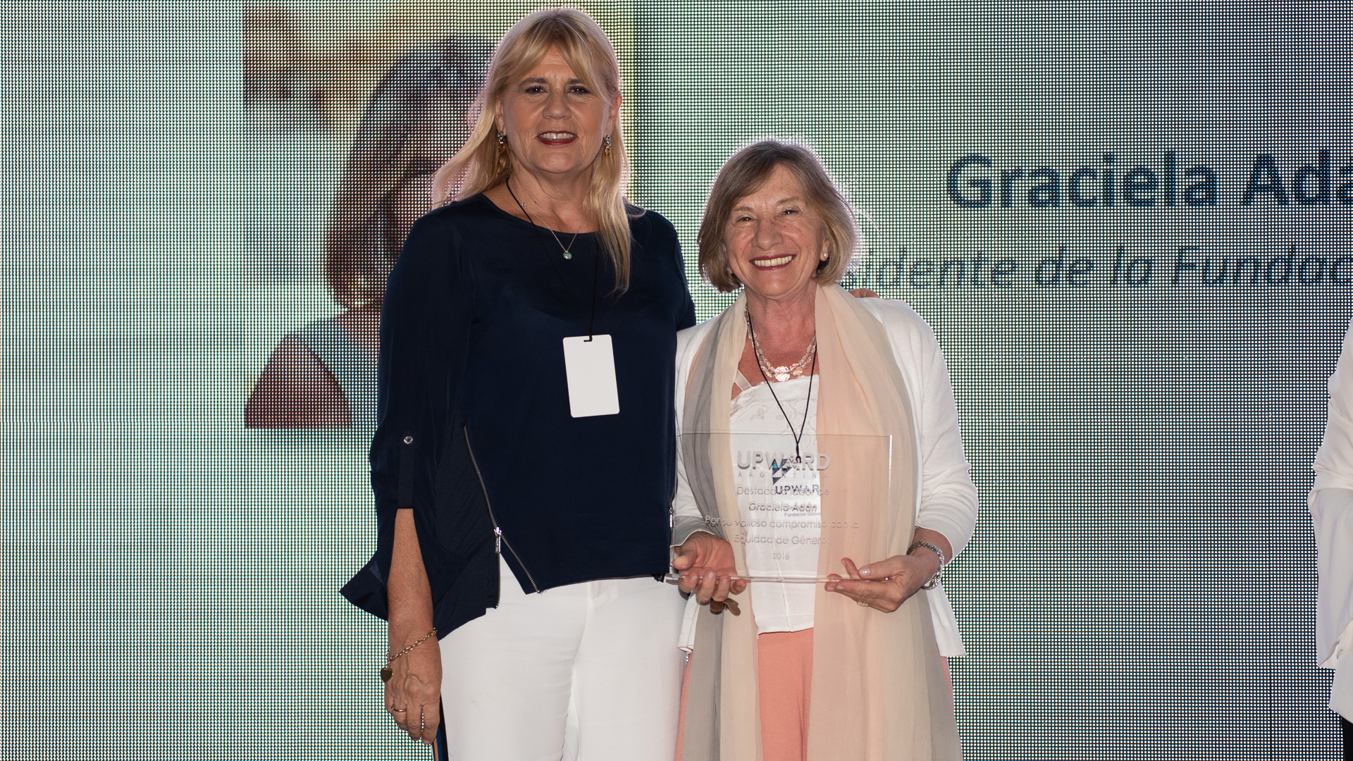Graciela Adán (Presidente Fundación Global) también recibió su reconocimiento