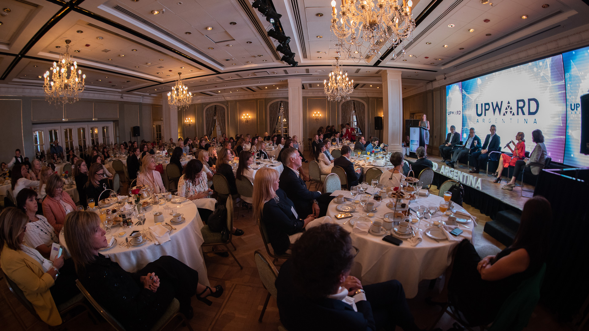 El desayuno tuvo lugar en el salón Alvear del Alvear Palace Hotel y reunió a decenas de mujeres y hombres para el cierre del año de UPWARD Argentina.