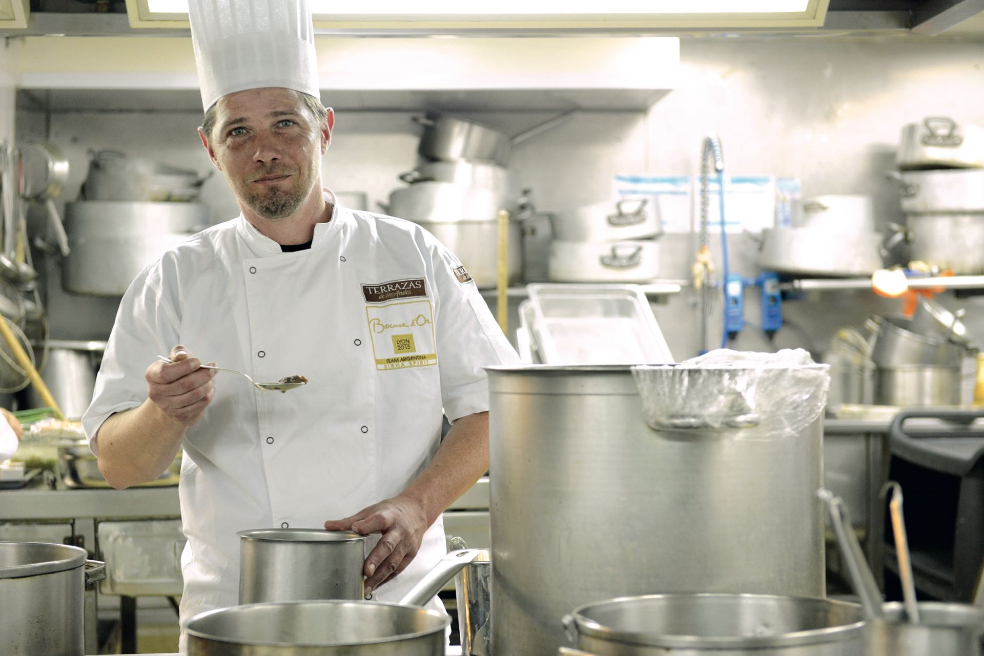 Todos colaboraron con Emiliano Schobert, director de la escuela El Obrador, de Bariloche, que el 29 de enero competirá por el premio más importante de la gastronomía mundial.