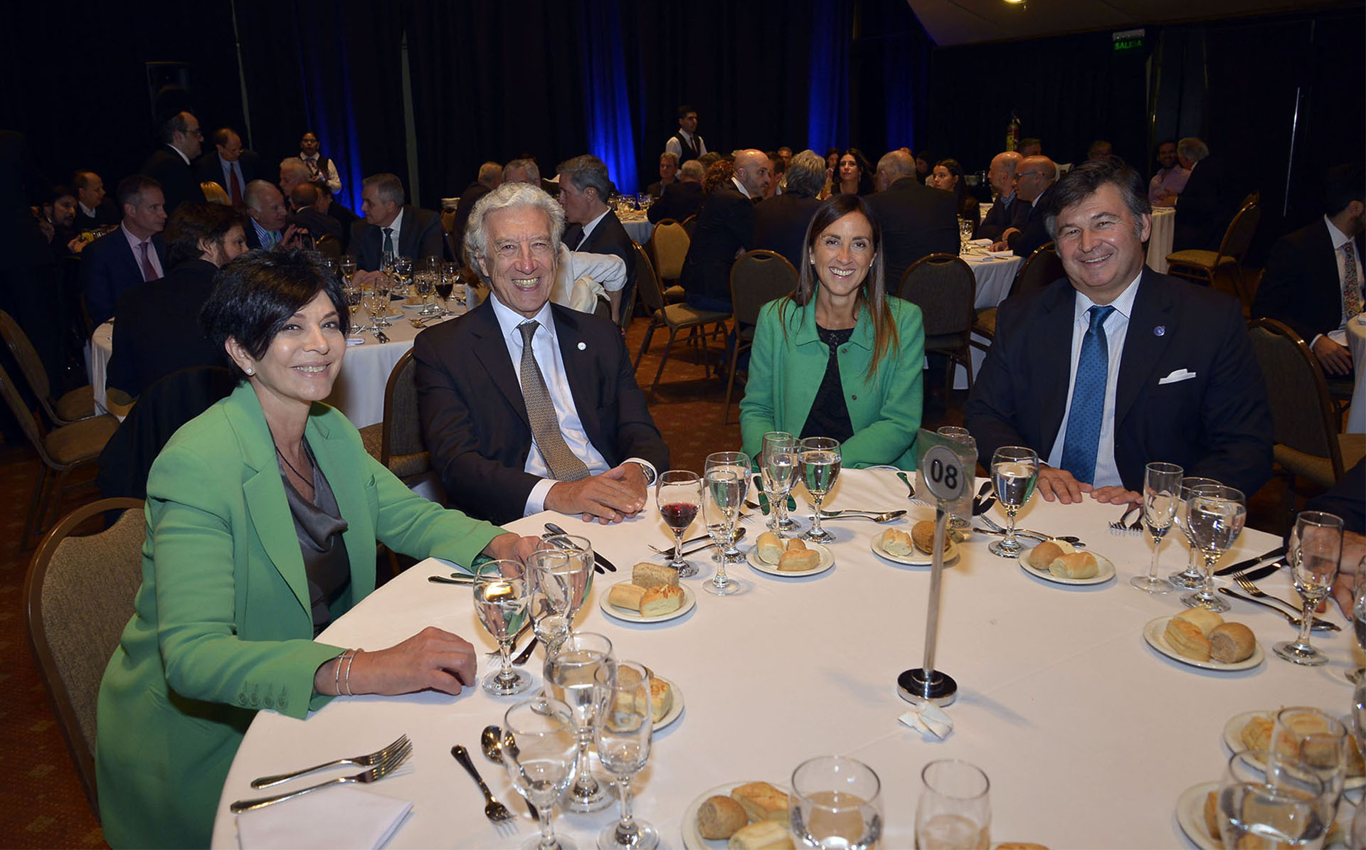 La periodista Mónica Gutiérrez; el presidente de la Asociación Empresarial Argentina, Jaime Campos; el presidente de la Sociedad Rural Daniel Pelegrina