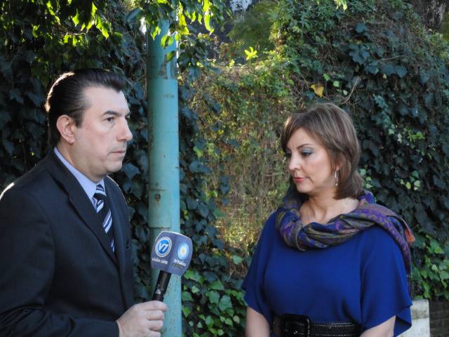 Claudia Guebel entrevistada por un periodista de la TV Pública