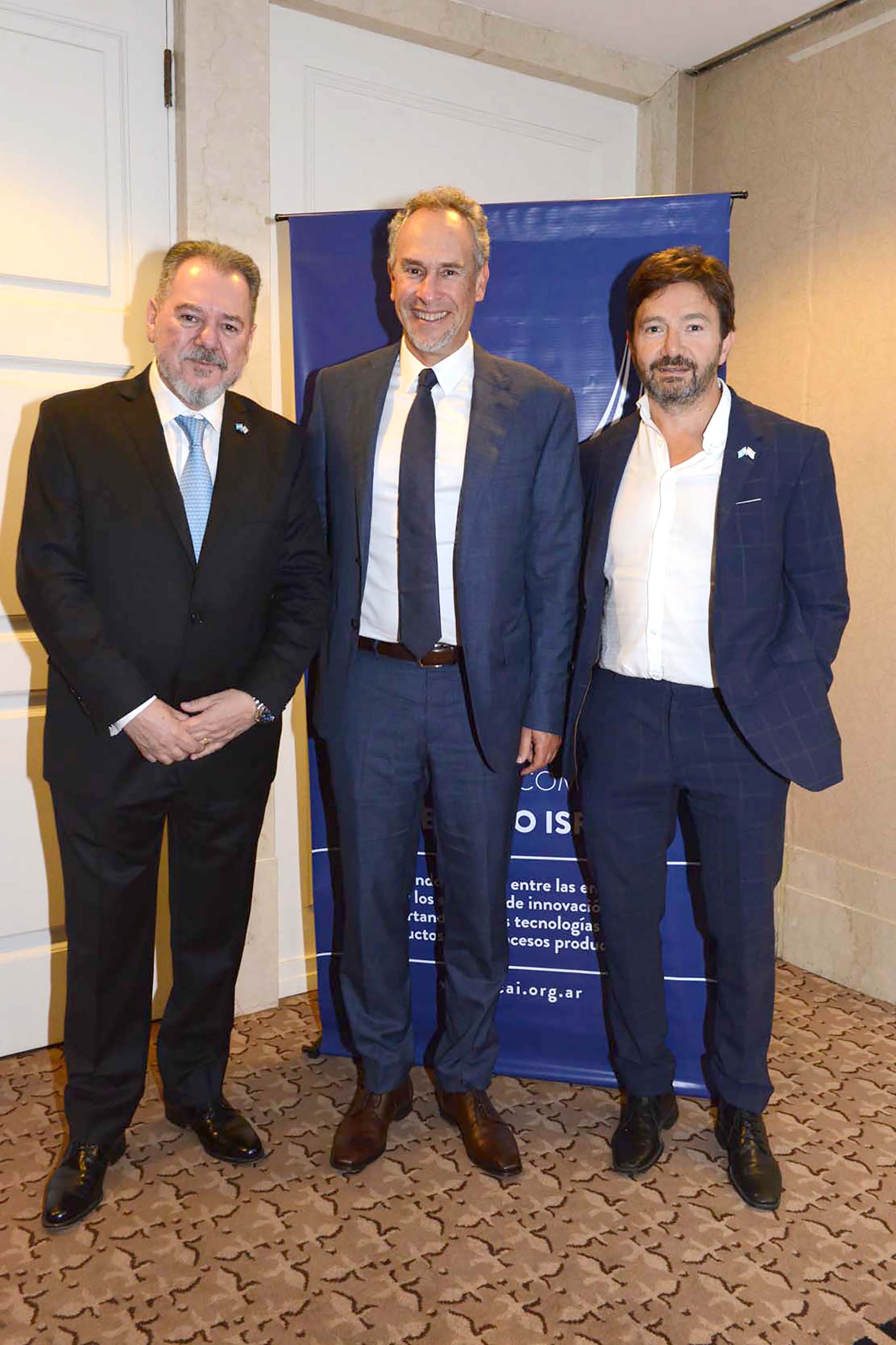 Mario Montoto junto a Marcelo Mindlin (Pampa Energía) y Daniel Cwirembaum (Grupoa2)