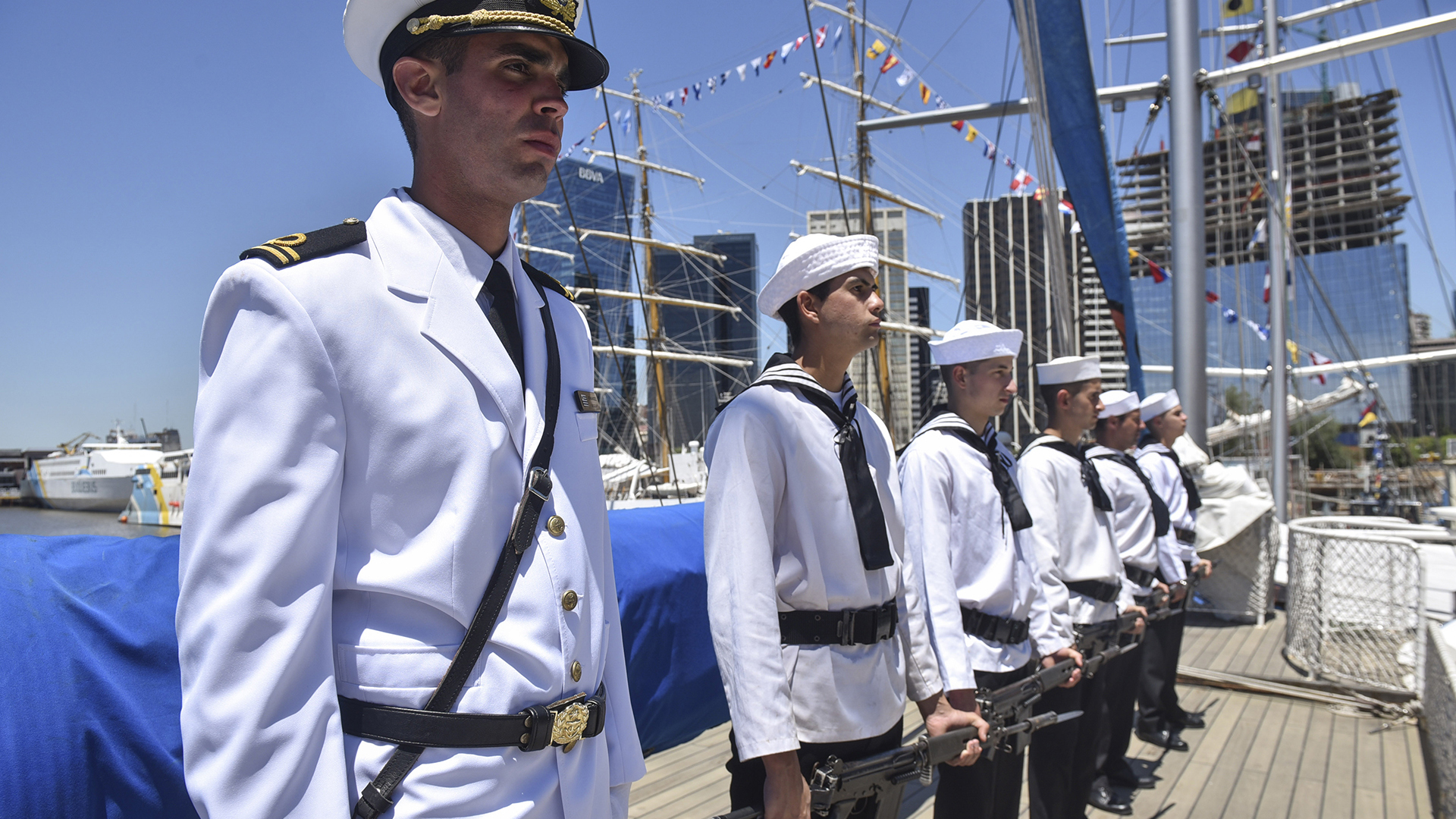 Miembros de la tripulación del “Capitán Miranda” montando guardia en la cubierta del velero escuela, amarrado en Buenos Aires hasta el lunes (Guillermo Llamos)