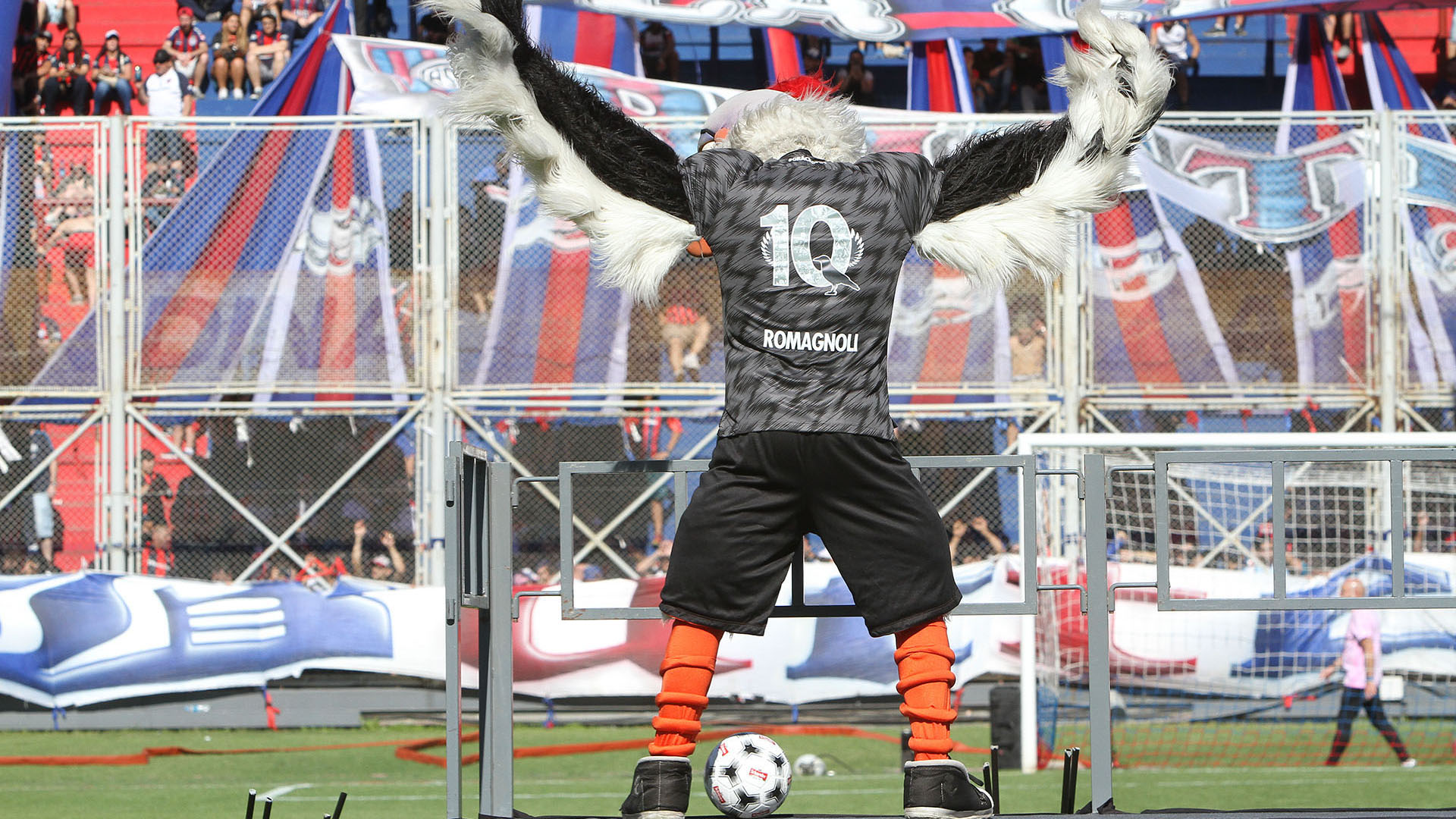 El Cuervo se llevó varias miradas de los hinchas (Matías Souto)
