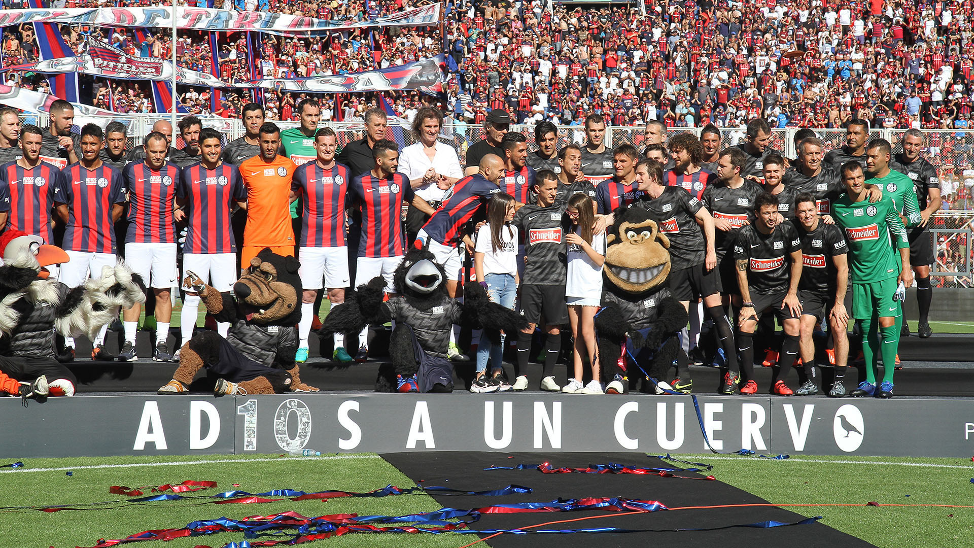 Las glorias de ayer y hoy despidieron oficialmente al Pipi Romagnoli (Matías Souto)