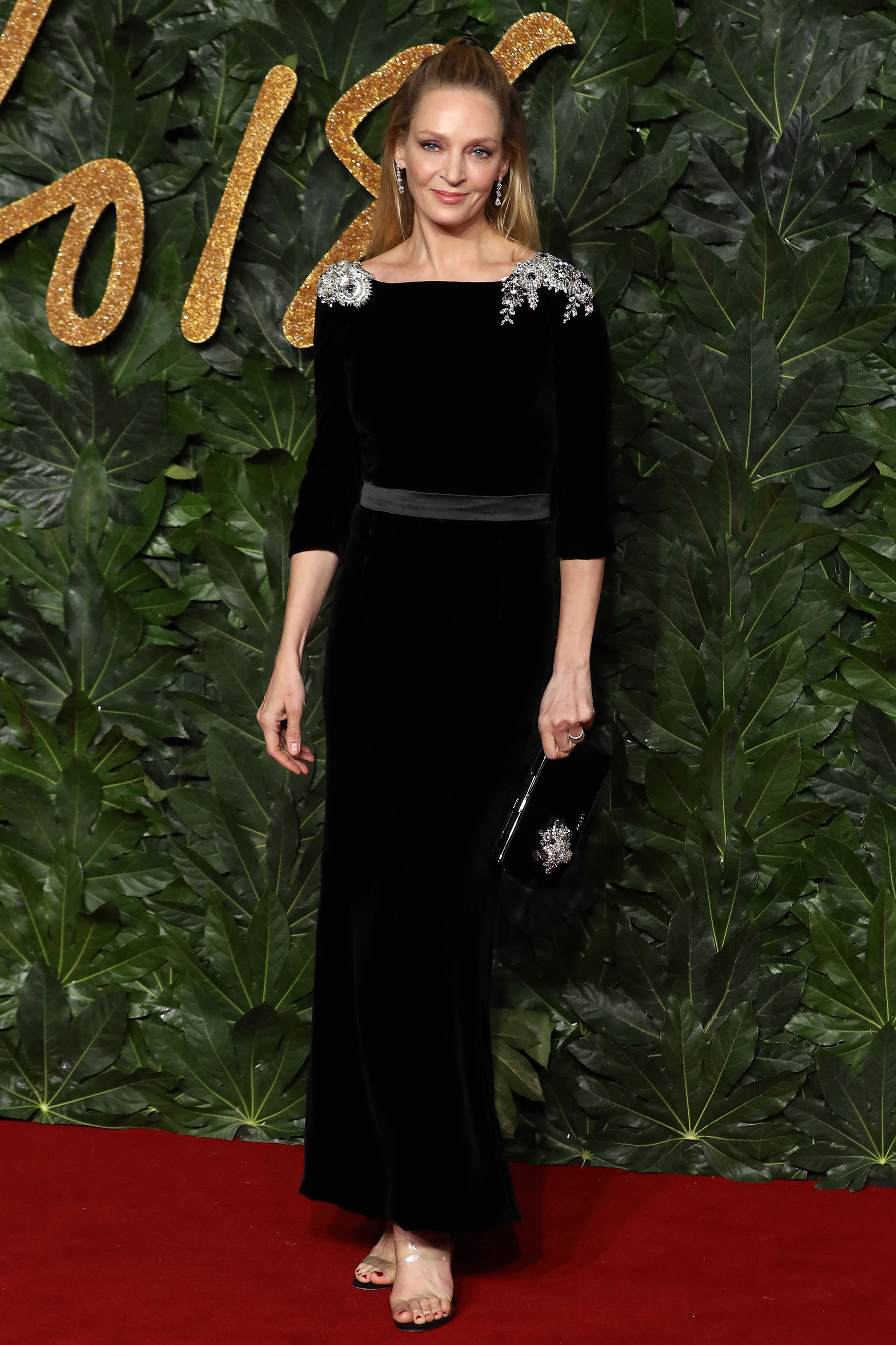 Uma Thurman lució espléndida en este vestido de terciopelo negro