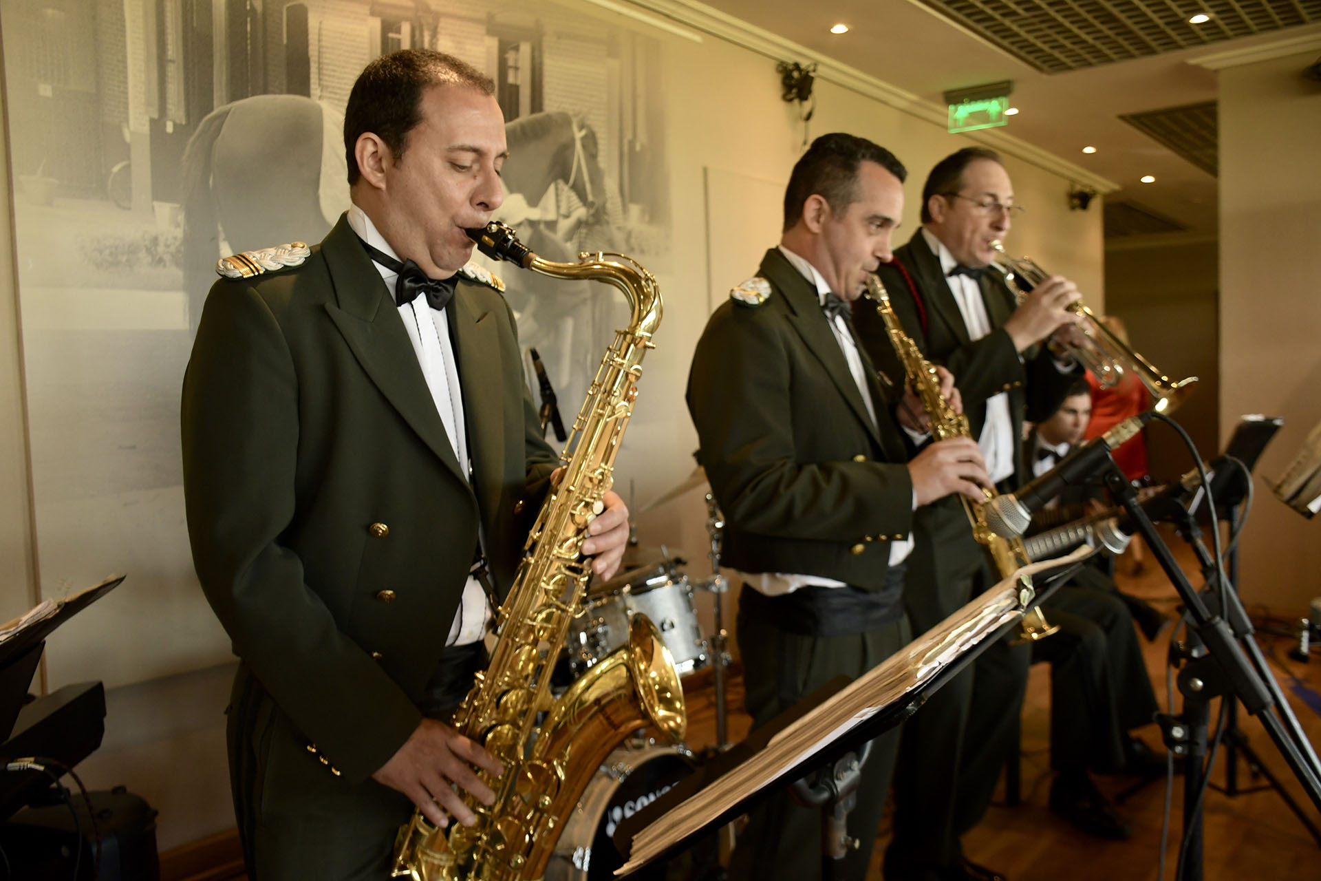 Un conjunto musical entonó canciones de jazz para todos los presentes en el restaurante del Hipódromo
