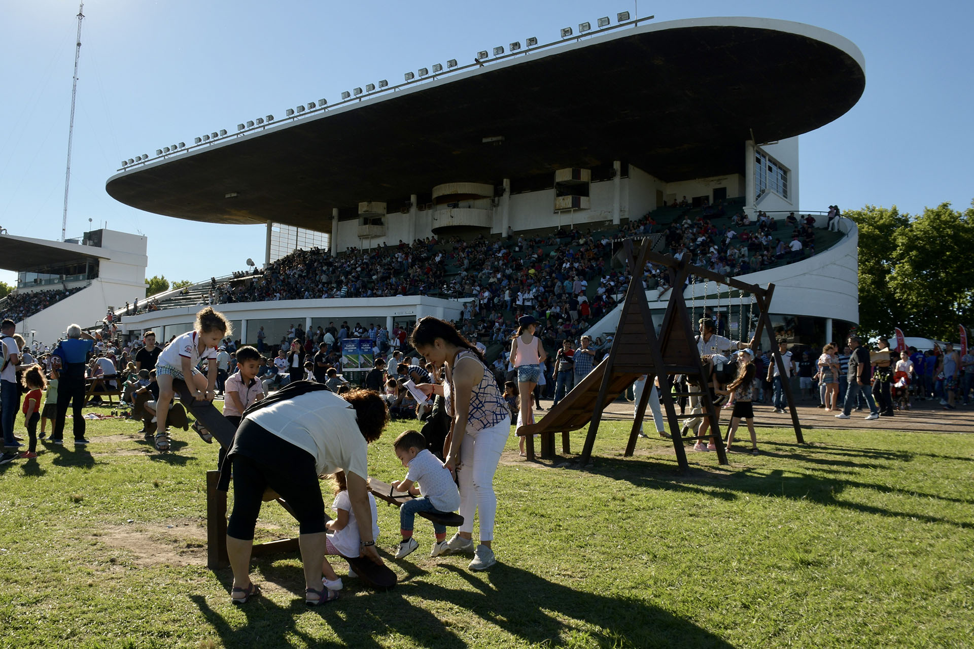 Para los más pequeños, hubo plazas con juegos para escalar, toboganes y caballos de madera con resortes para simular ser el Jockey que corre una carrera
