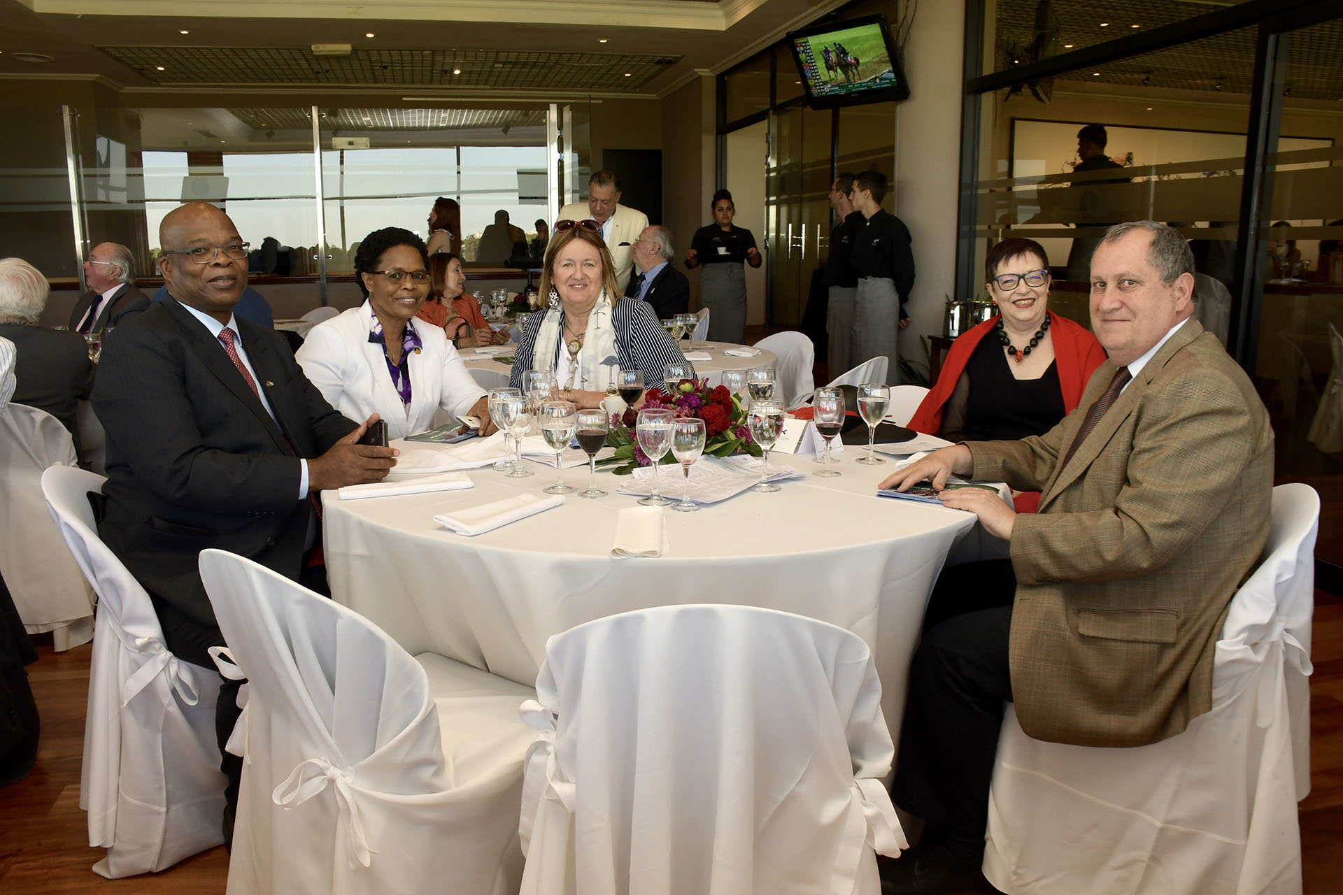 El embajador de Sudáfrica, Phumelele Gwala y Jabu Gwala, Adriana Chalbaud junto a la embajadora de Rumania , Carmen Podgorean junto a su esposo Radu